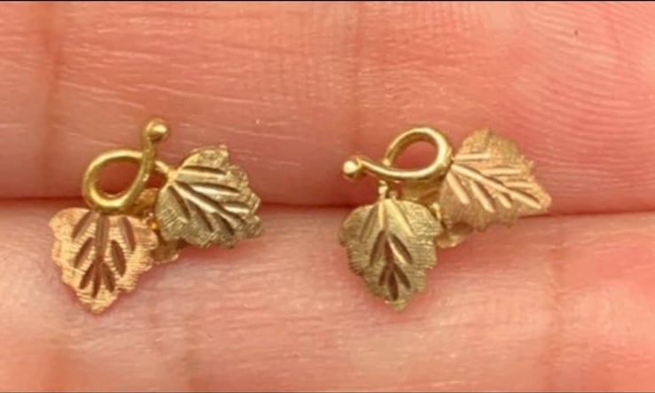14k Solid Gold leaves Stud