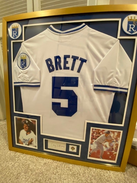 George Brett frame jersey with signiture
