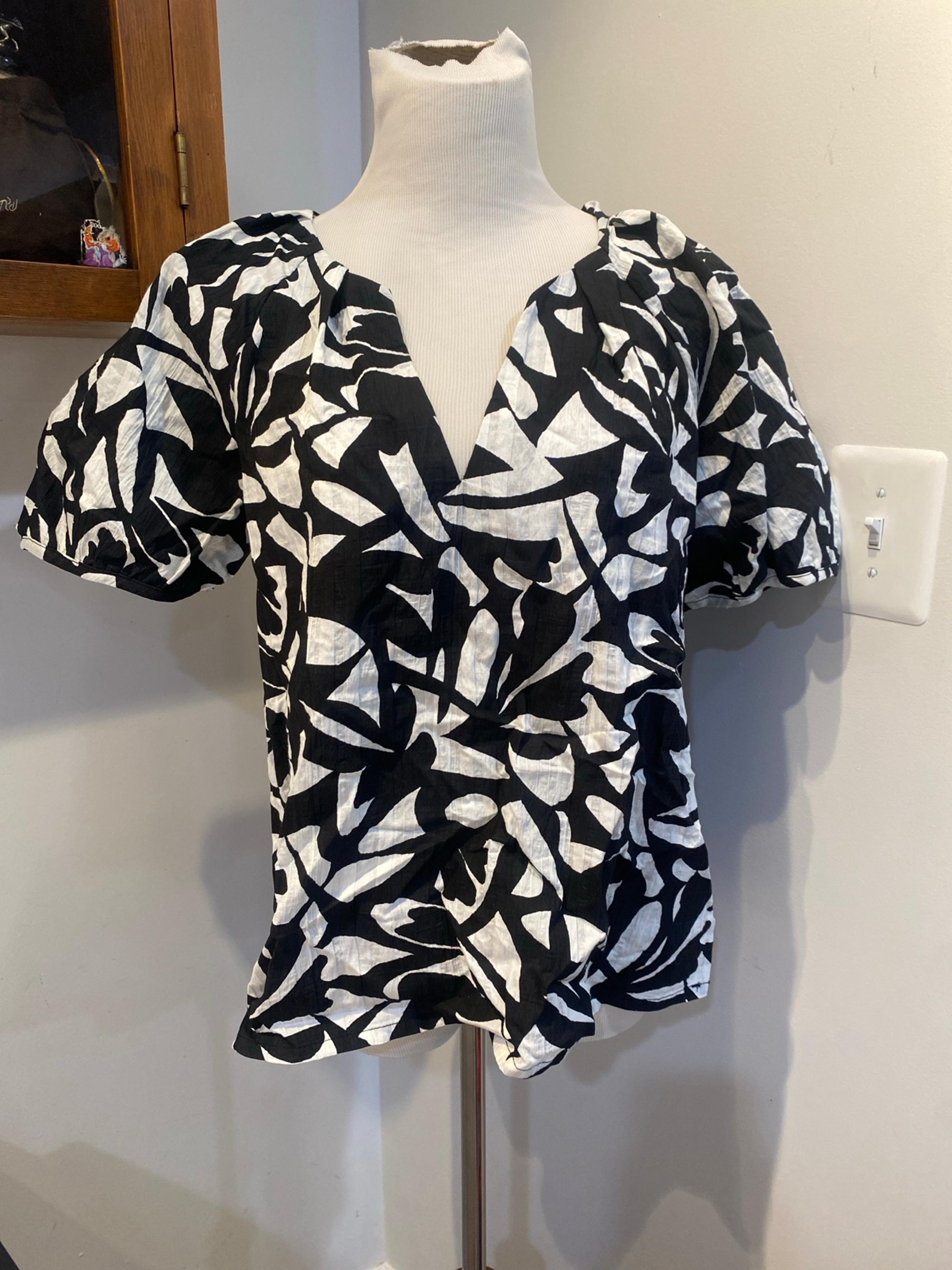 NWT women’s modern gauze, V-neck blouse a new day/target medium