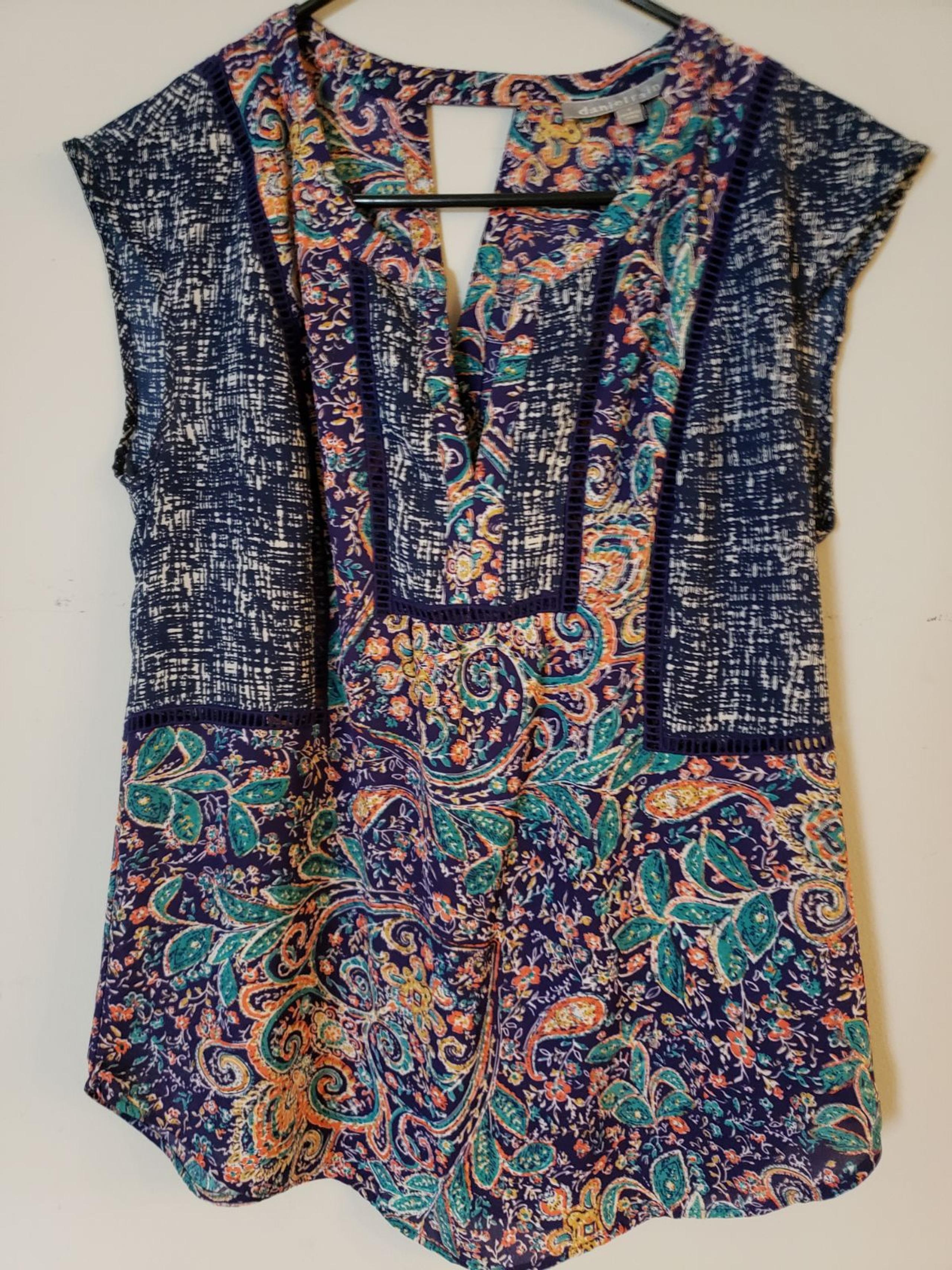 Daniel rainn  Bohemian top size small