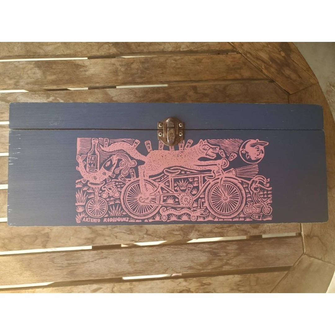 Jose Cuervo Tequila Reserva de la Familia Wood Art Box Artemio Rodriguez 1997