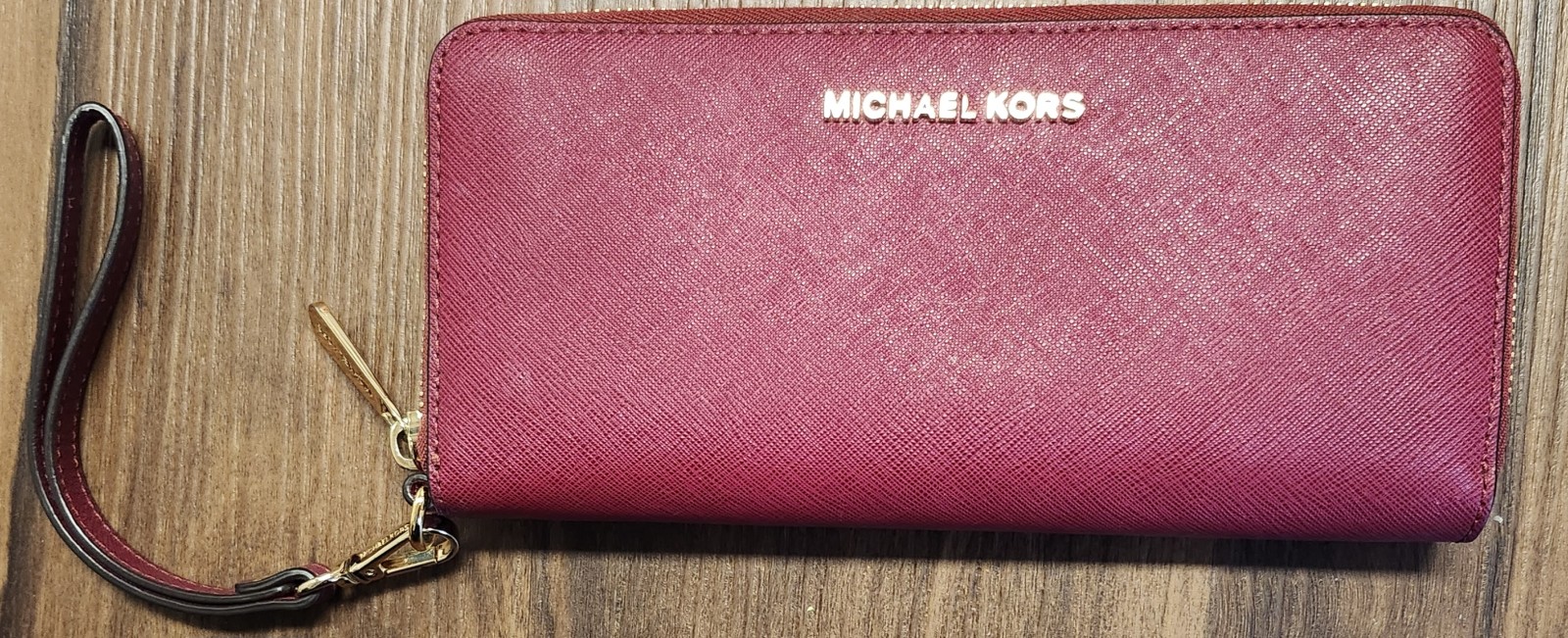 NWOT Michael Kors Large Saffiano Leather Gold Metal Continental Travel Wallet