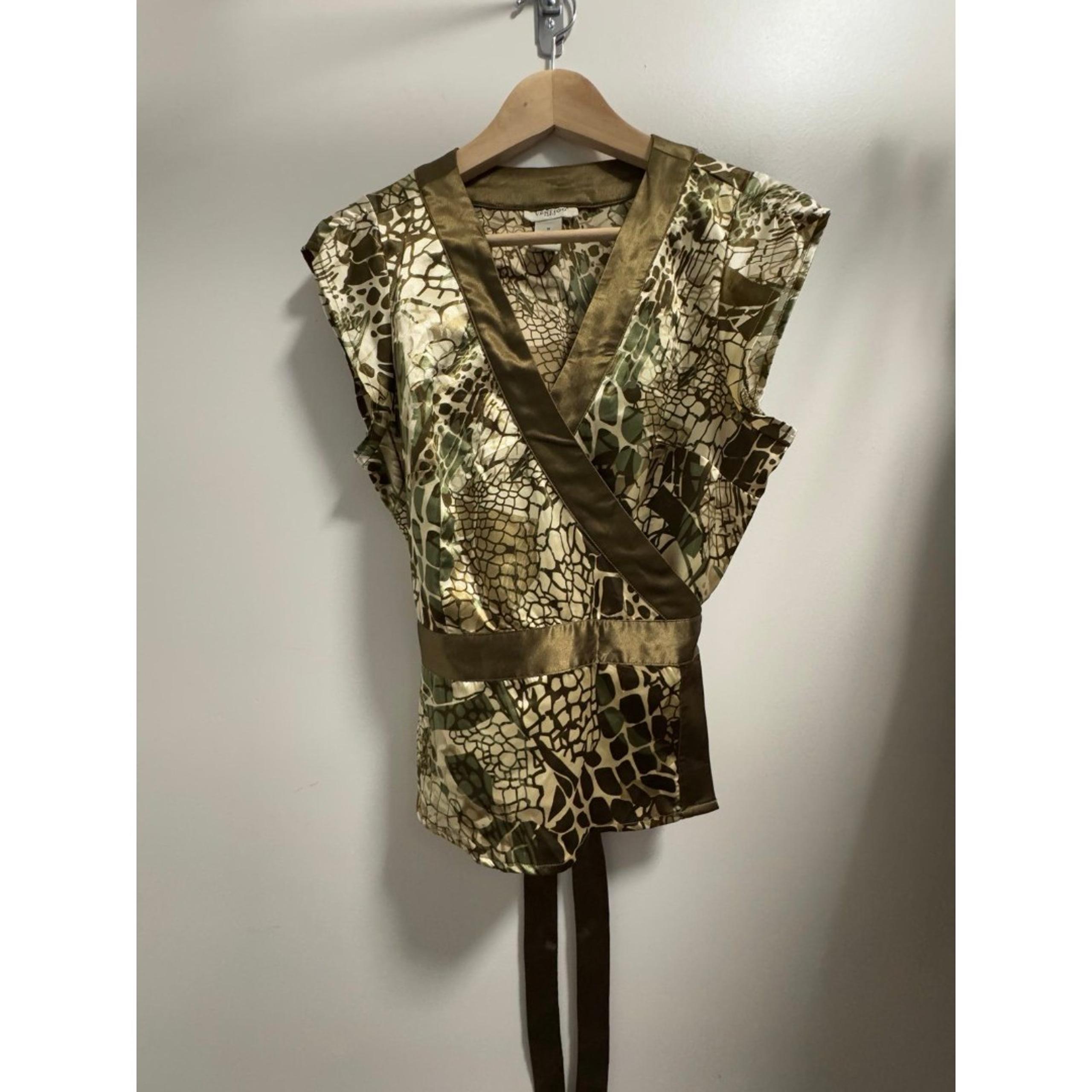 Vertigo Paris Women’s M Satin Printed Wrap Blouse Green