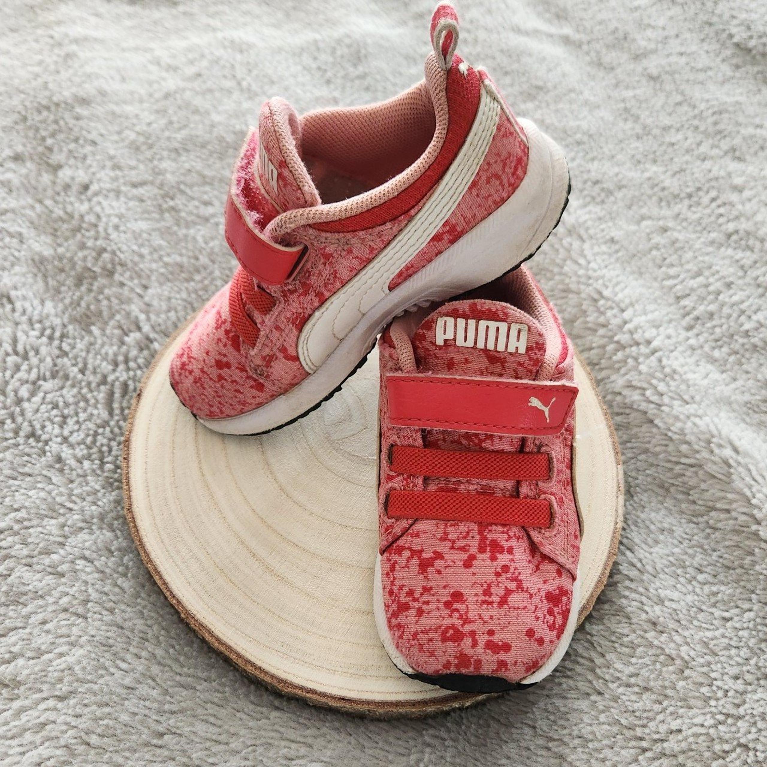 Baby girl size 6 Puma Sneaker shoes