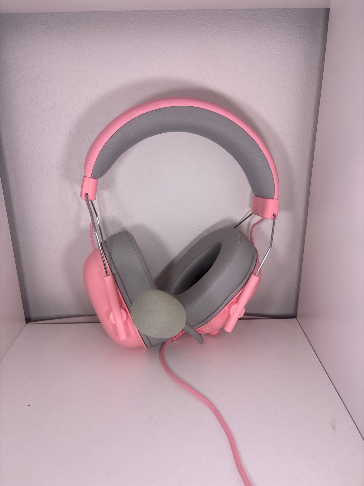 Pink RAZER headphones with a mic