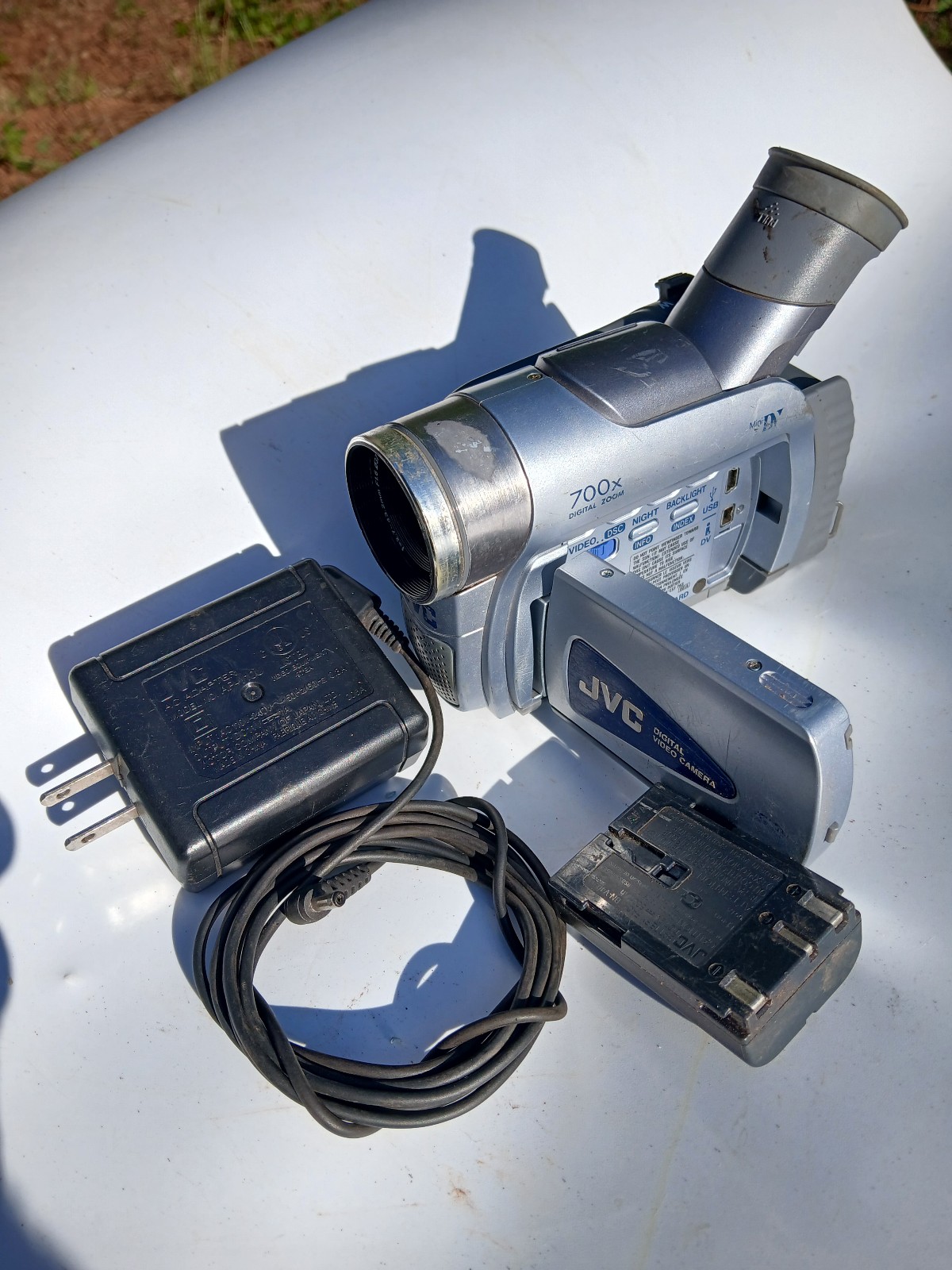 JVC GR-D70U Digital Video Camera MiniDV SD Card Camcorder 16x Zoom -NO POWER-