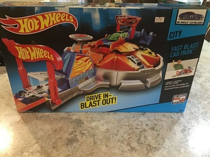 2014 New MIB Mattel Hot Wheels Fast Blast Car Park Drive In Blast Out