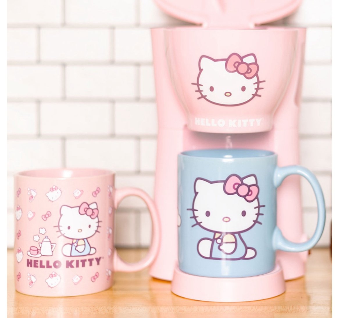 Hello kitty coffee machine with two mugs