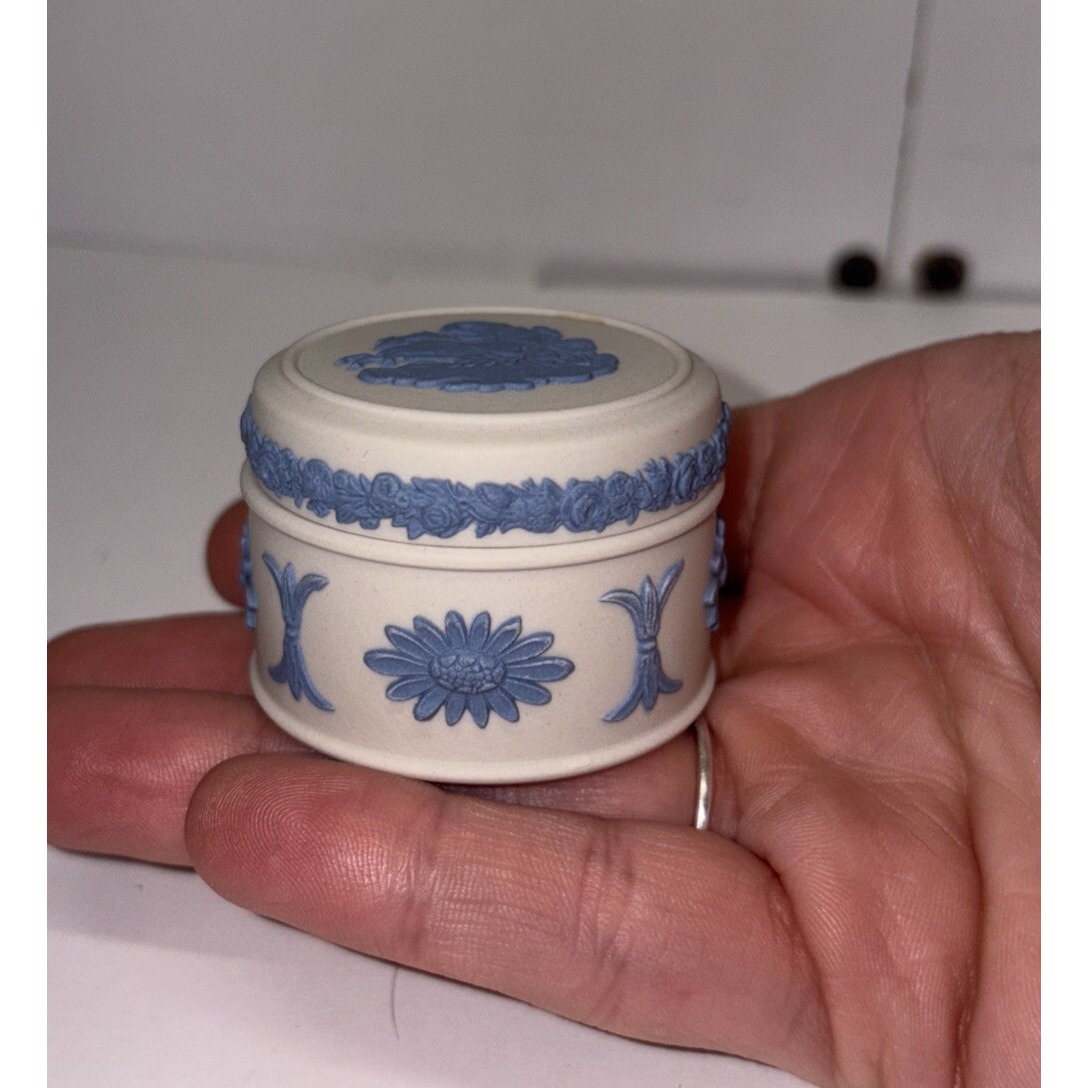 Rare Vintage Wedgwood Reversed Blue on White Jasperware Pill Box Excellent