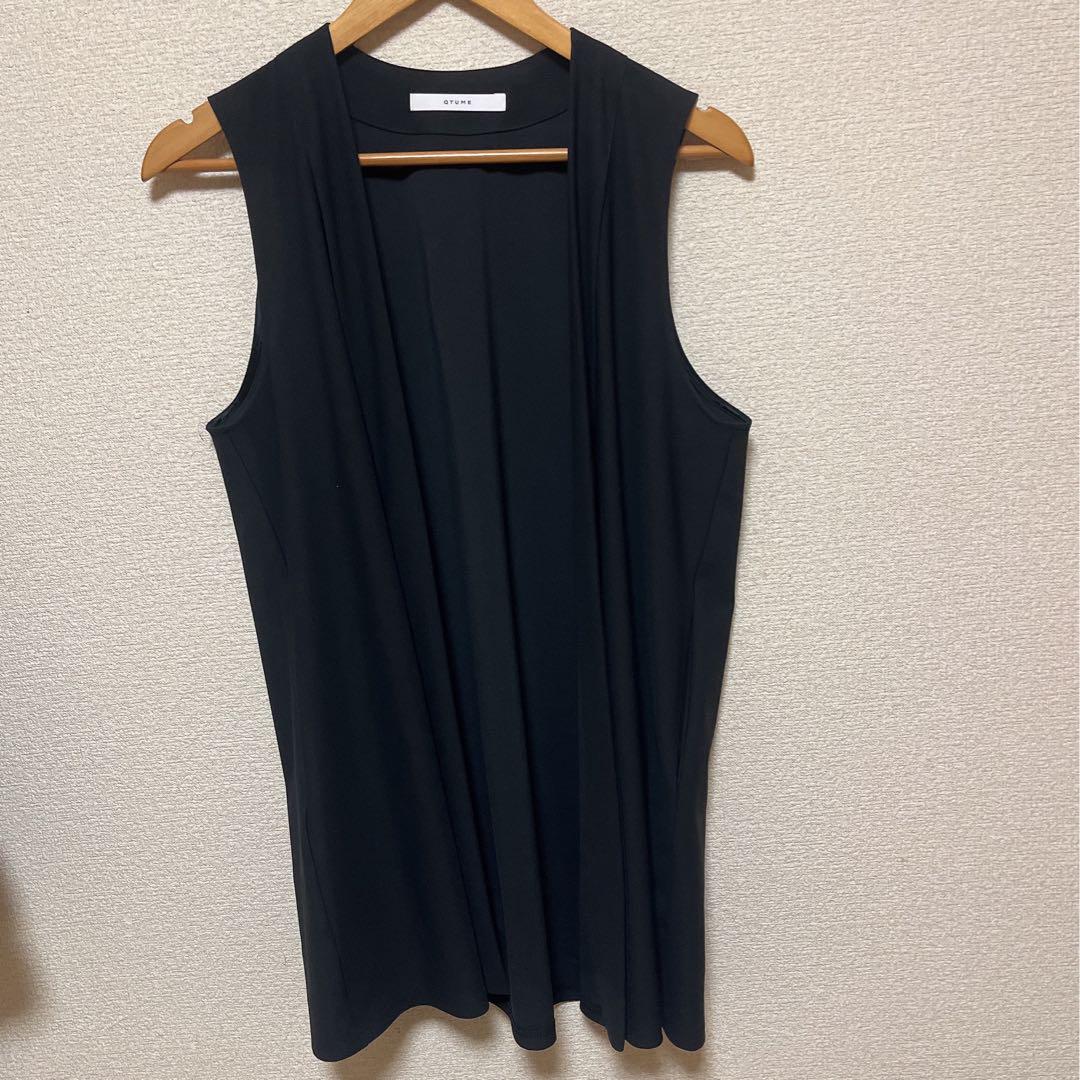 Black sleeveless vest
