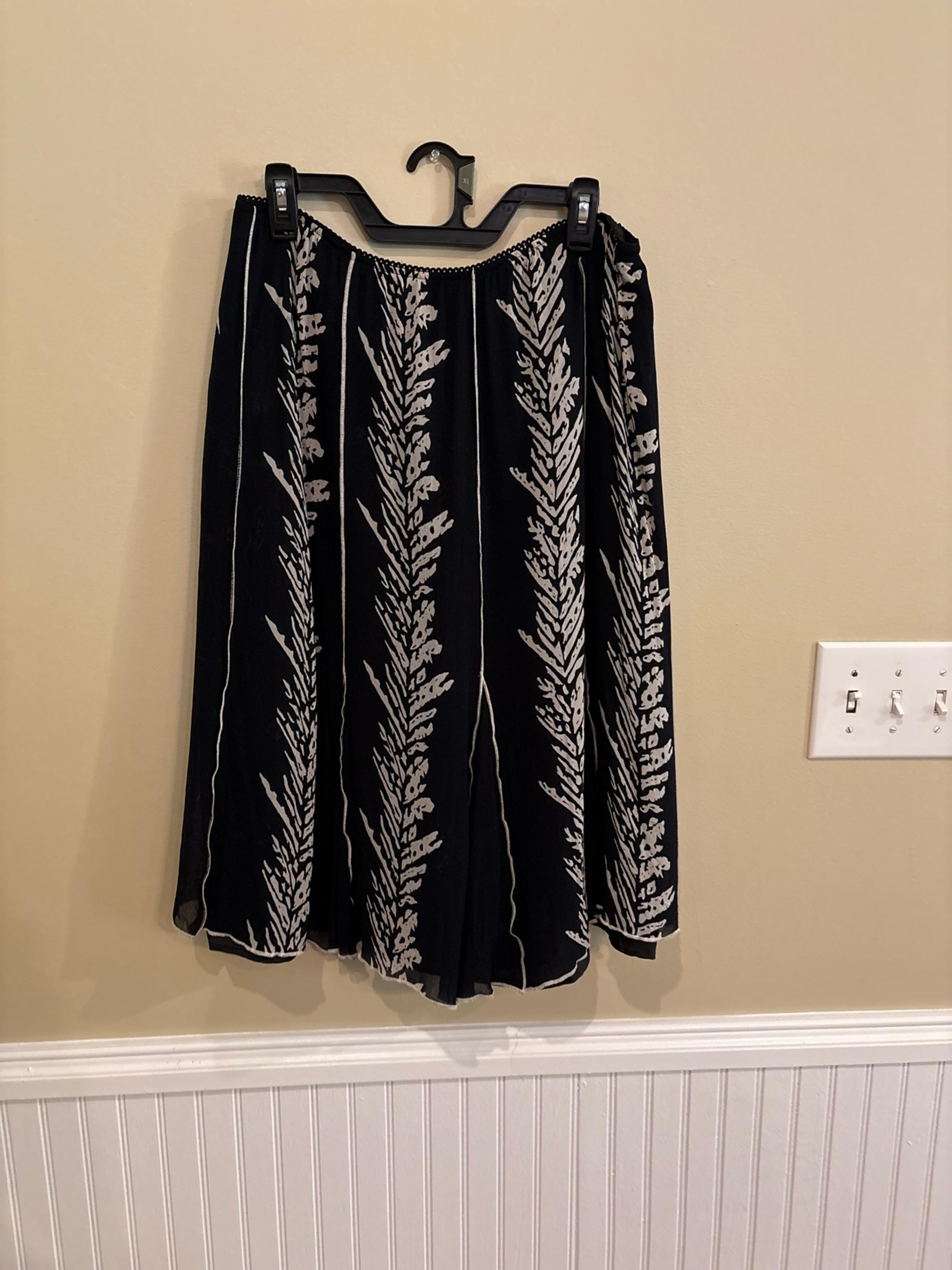 Women’s 14 JM Collection Black and Beige Leaf Print Midi Skirt EUC