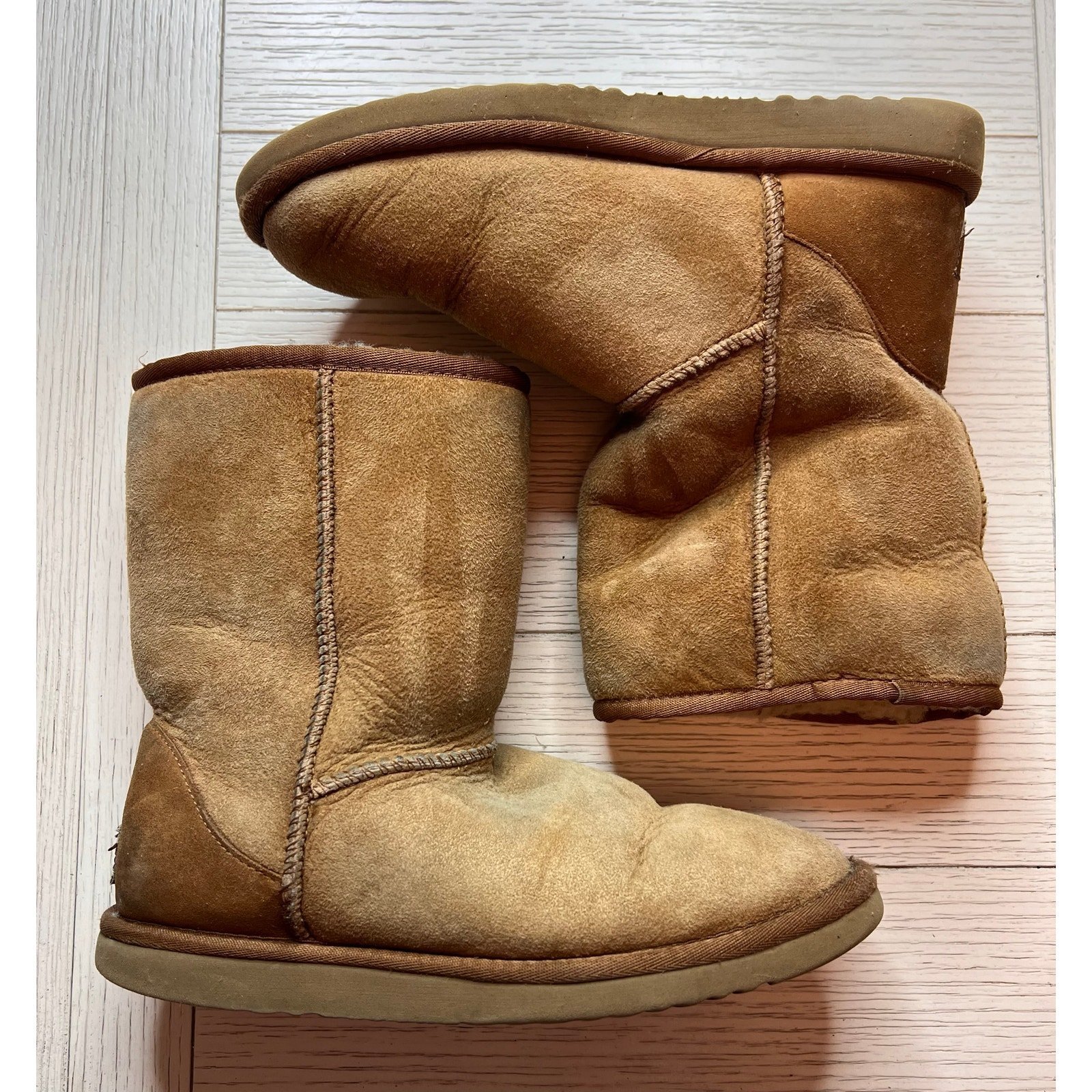 Classic UGG chestnut women's boots. Size 8