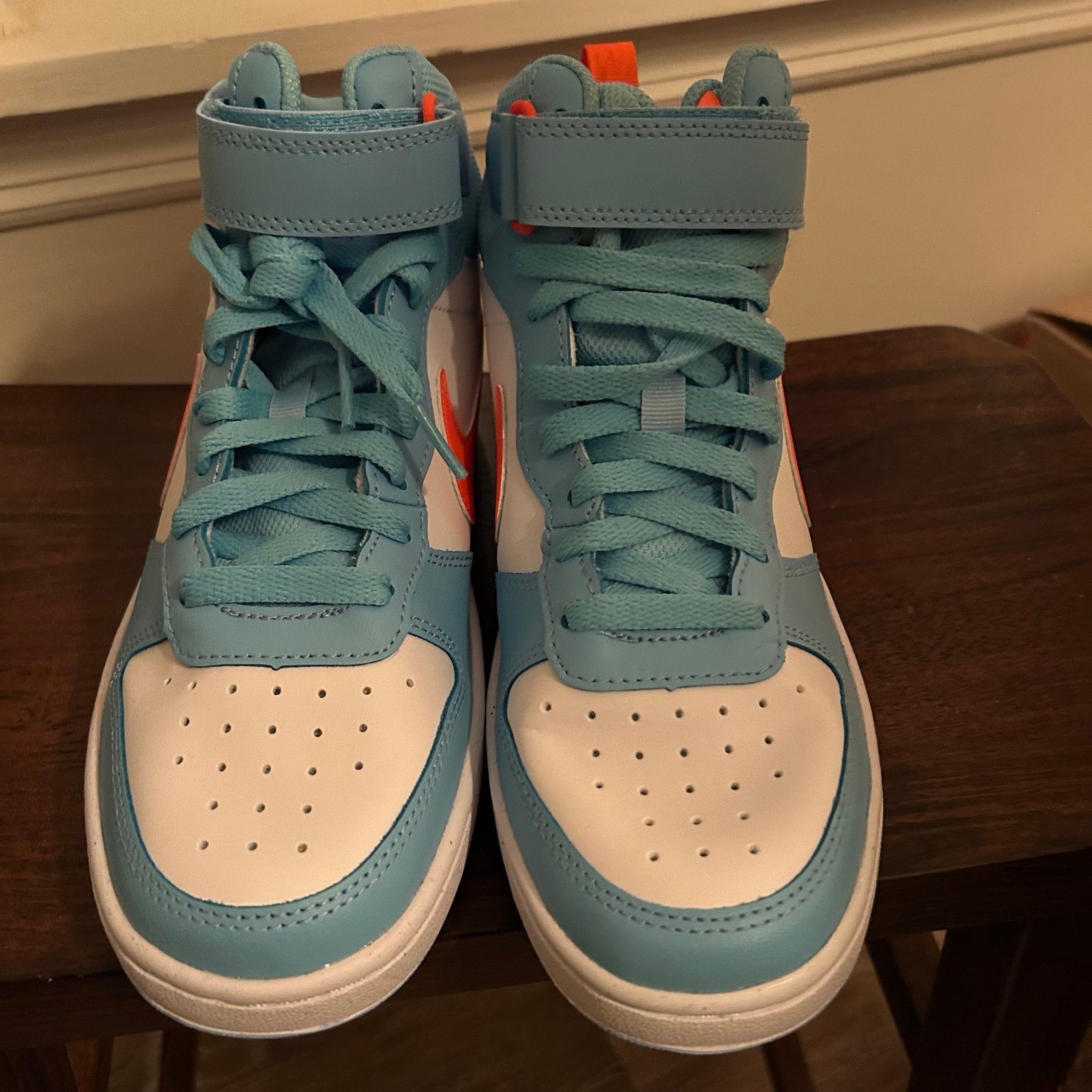 NWB Nike court borough mid 2 bg hightop (6Y)