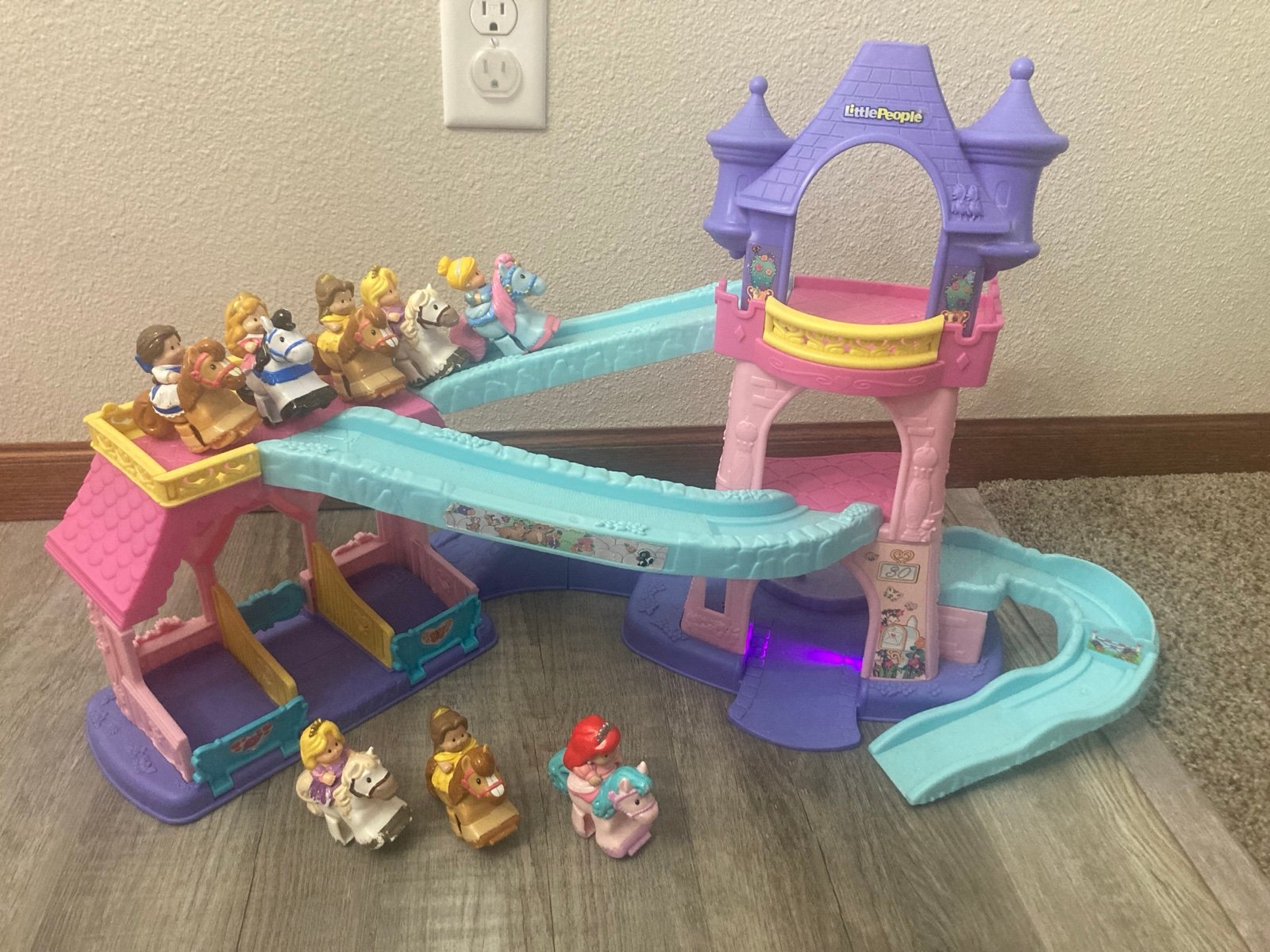 Little People Klip Klop castle stable 8 horses/princesses