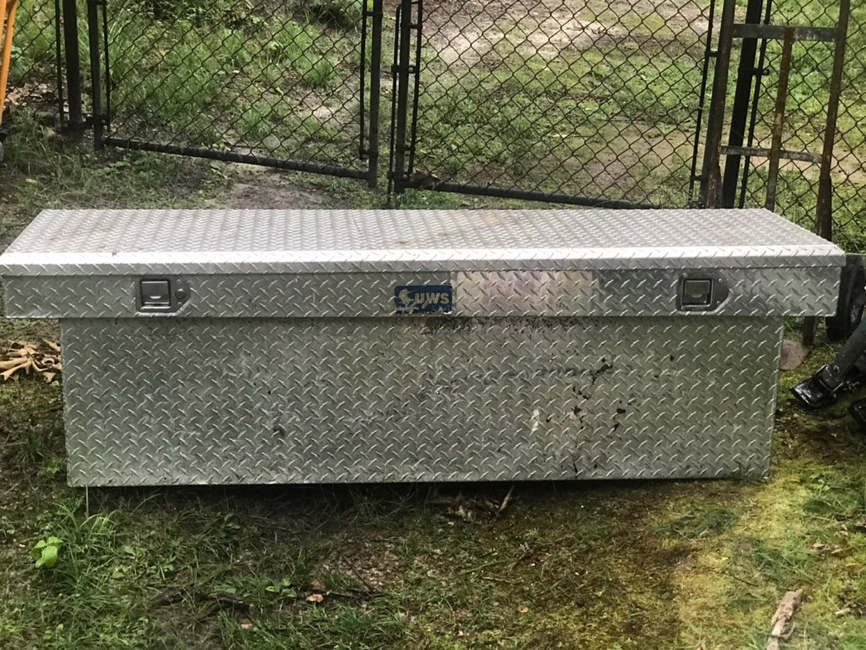 Diamond plate toolbox for a fullsize pic