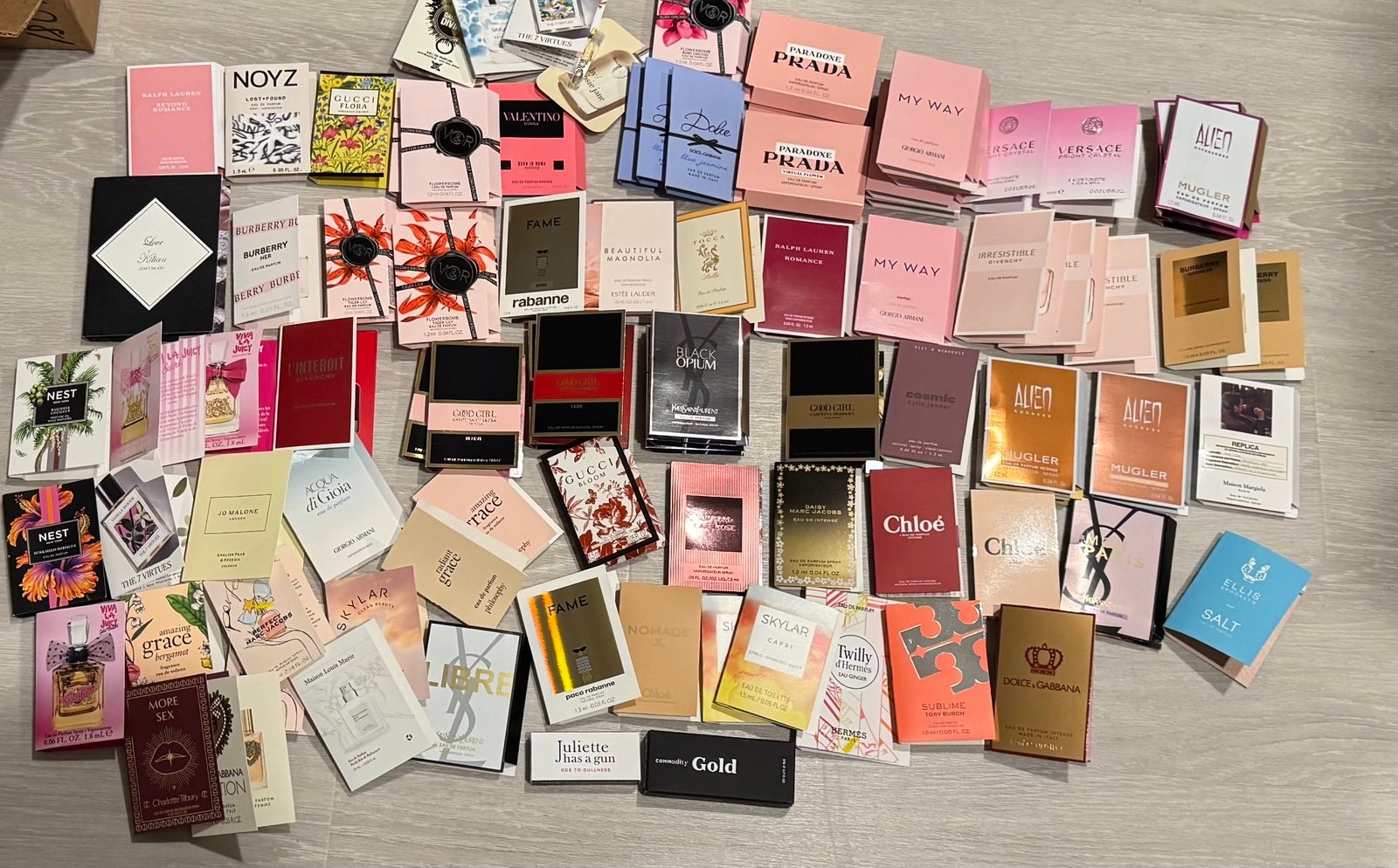 New & Unused 147 pc Womens Fragrance sampler