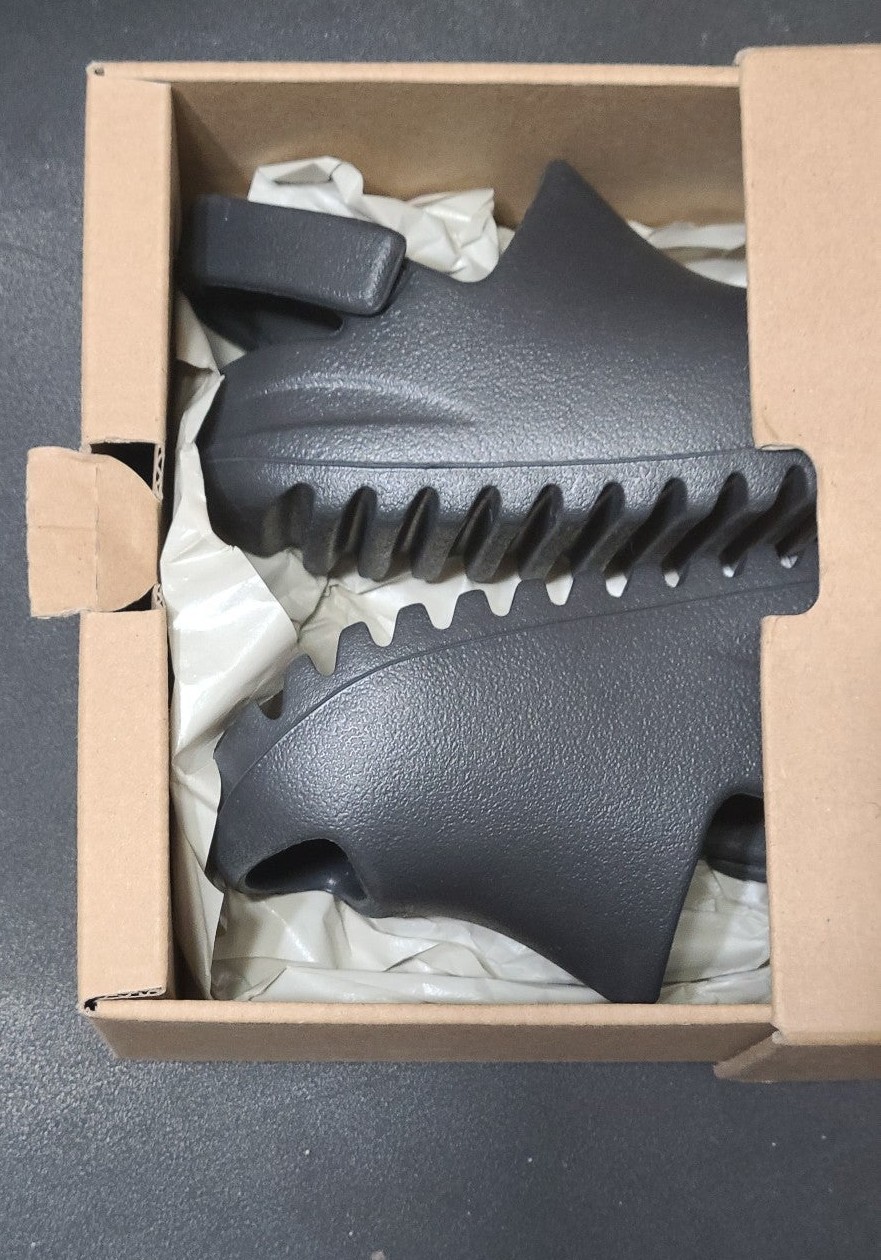 Yeezy slide onyx infant size 5k