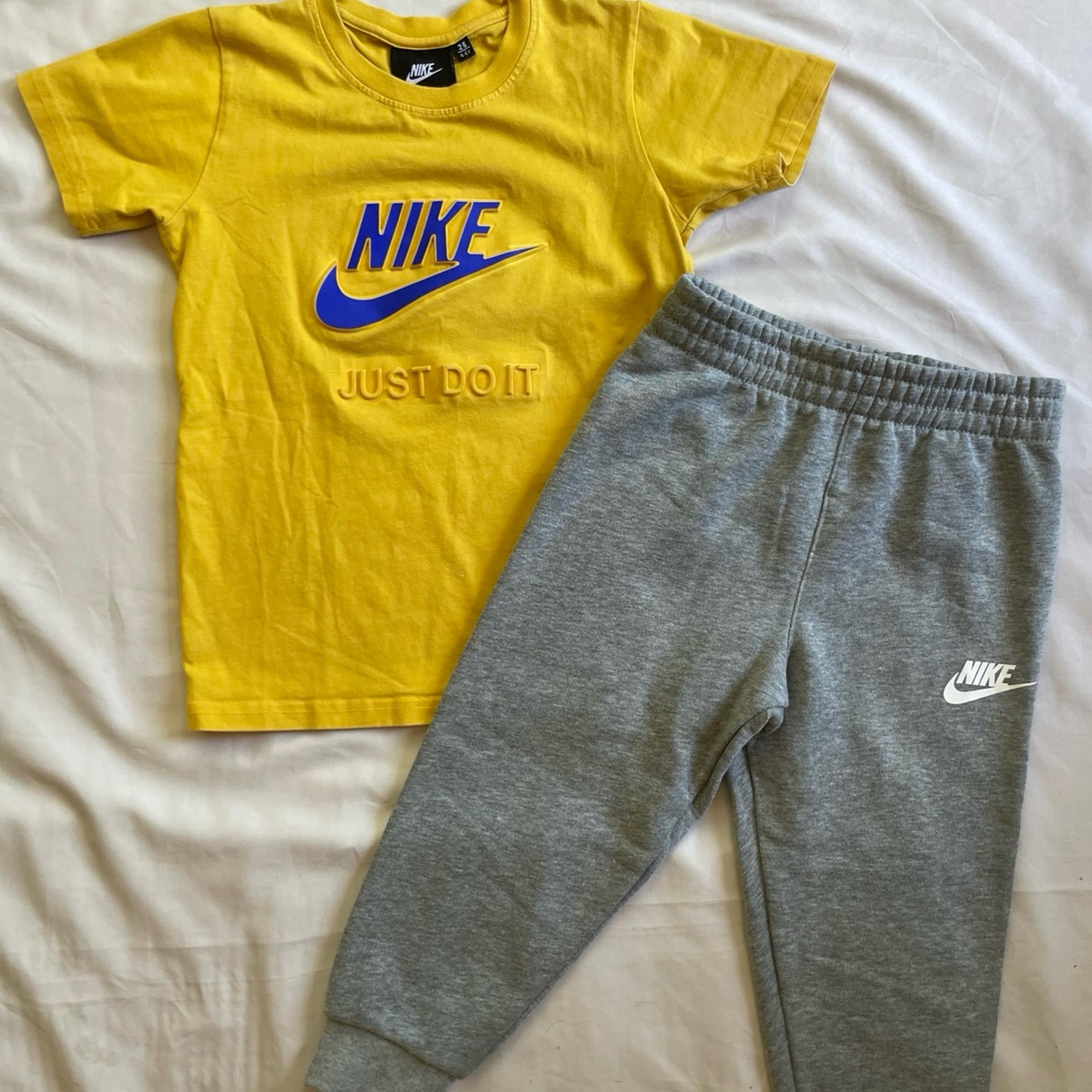 Nike Sweatpants & T-shirt set