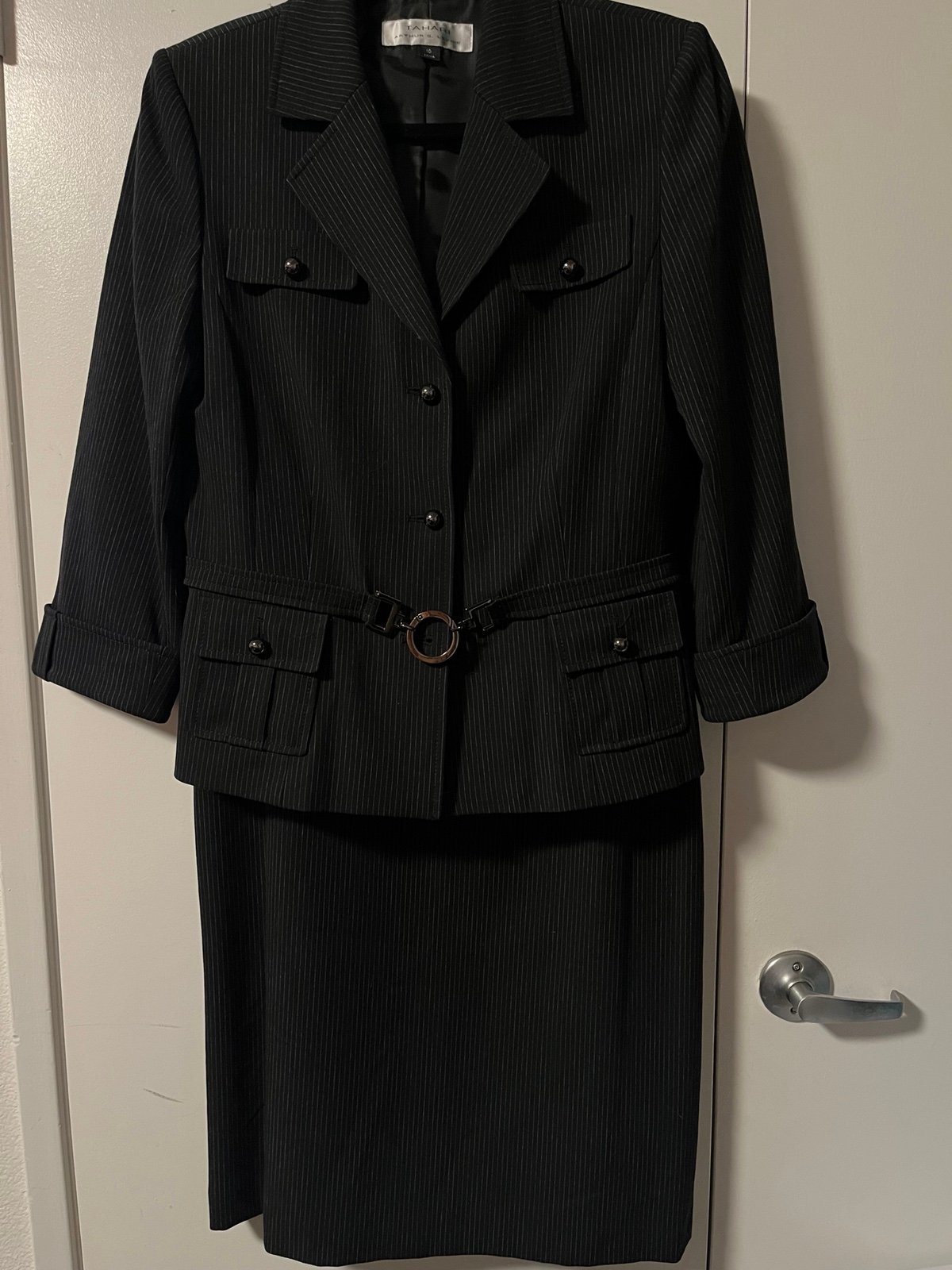 Elegant Tahary Arthur S Levine. Women Black 2 piece Skirt Suit with belt Size 10