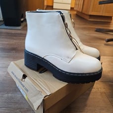 NWT Seven 7 Zoe Platform Bootie White Faux Leather Platform Boots Womens size 10