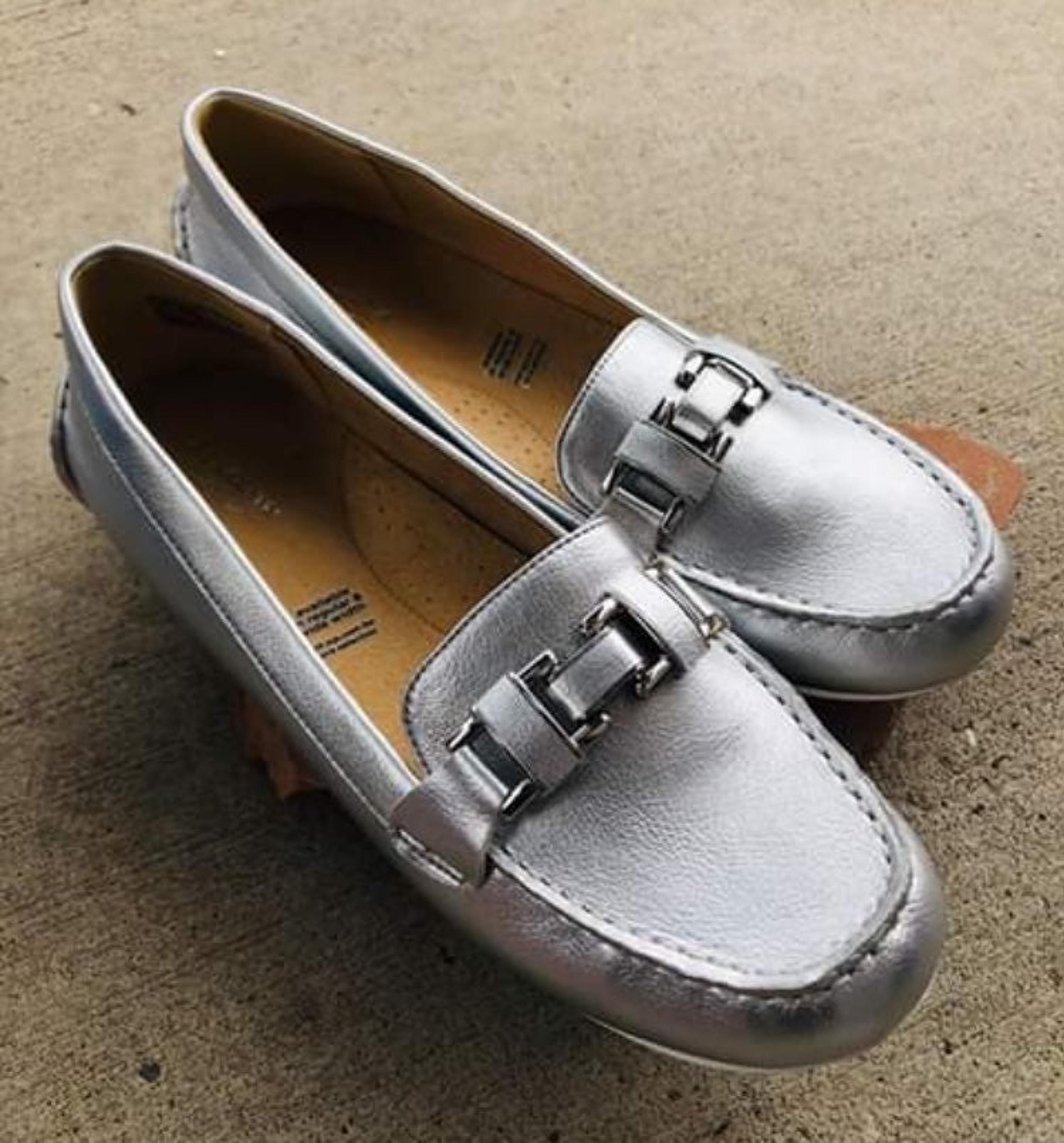 Liz Claiborne silver Refined Comfort Lea