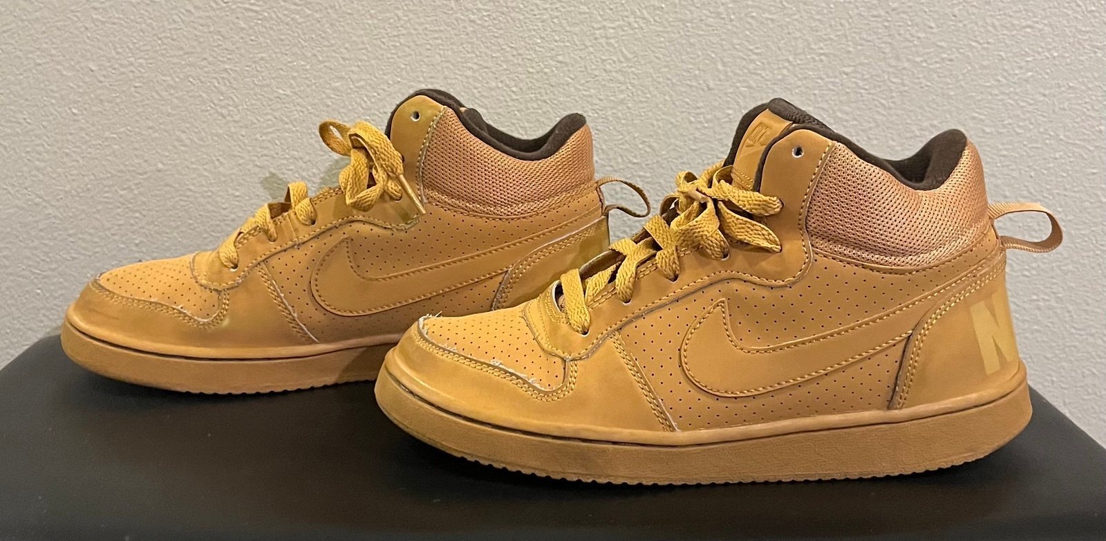 Boys Nike Court Borough Mid Haystack, Sz 5