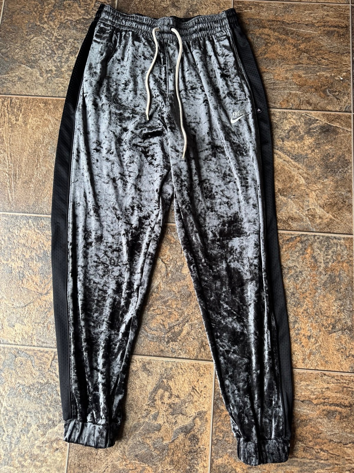 Nike Giannis Freak Men’s Velour Pants Sweatpants Men’s Size Medium Gray Black
