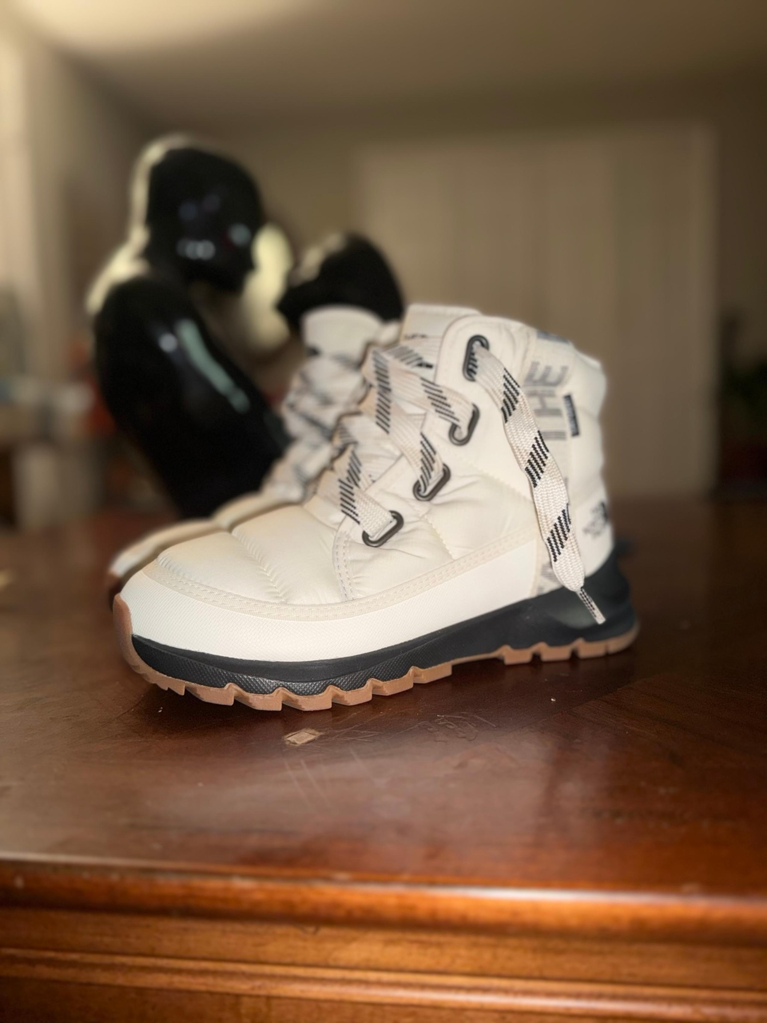 The north face women’s winter Boots size 6
