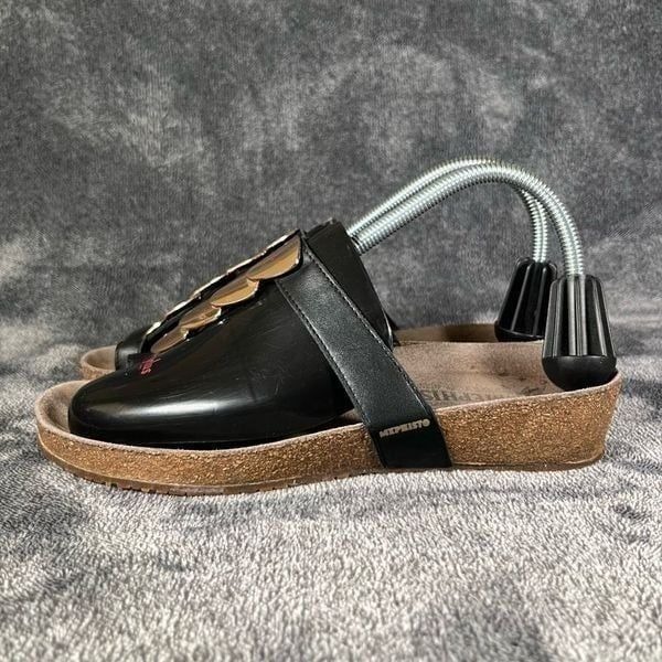 Mephisto Women’s Air- relax Loop Toe things Black brass accents Sz 9