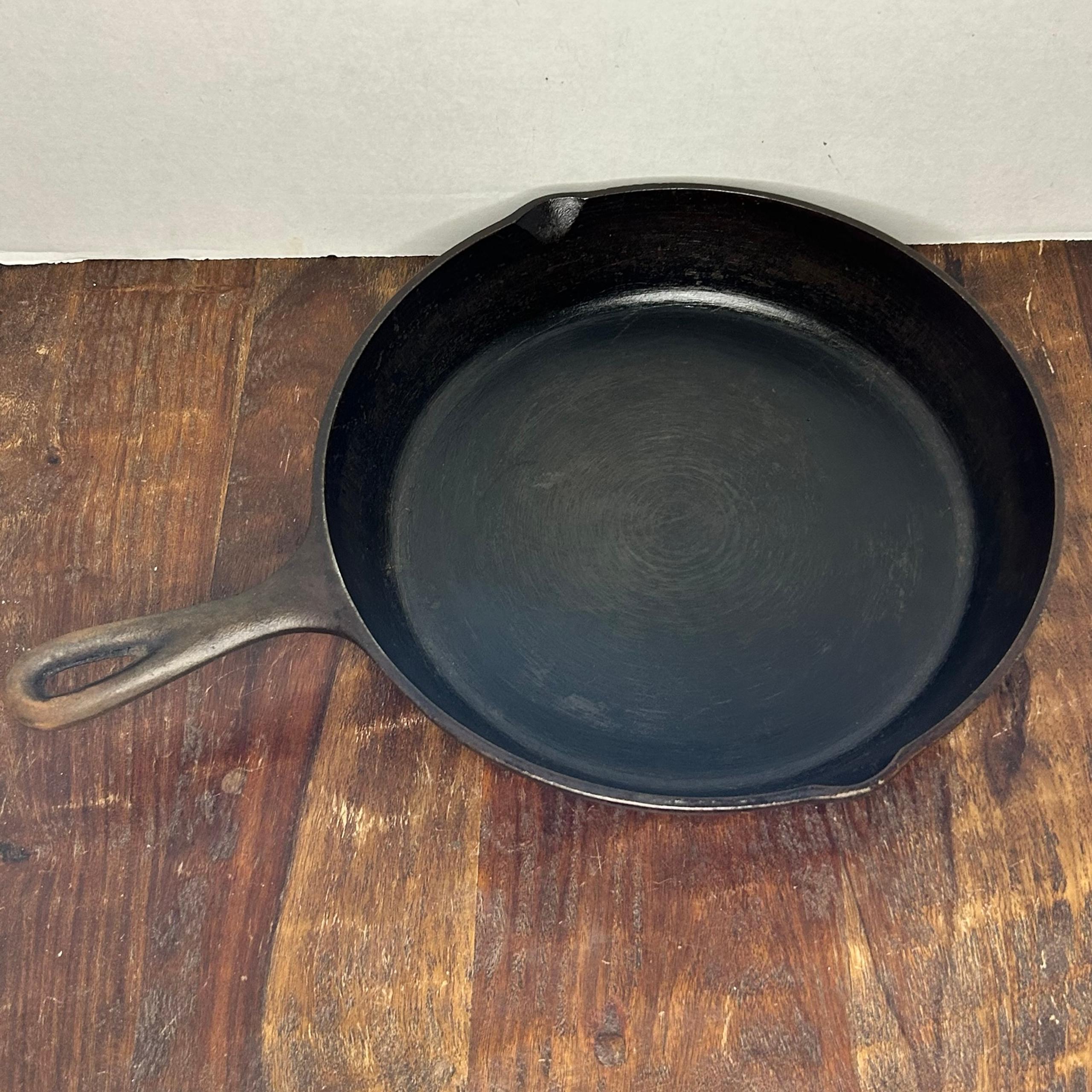 Vintage 8 SK 10.5” Cast Iron Skillet 3 Notch Heat Ring USA 2 Pour Spouts - Lodge