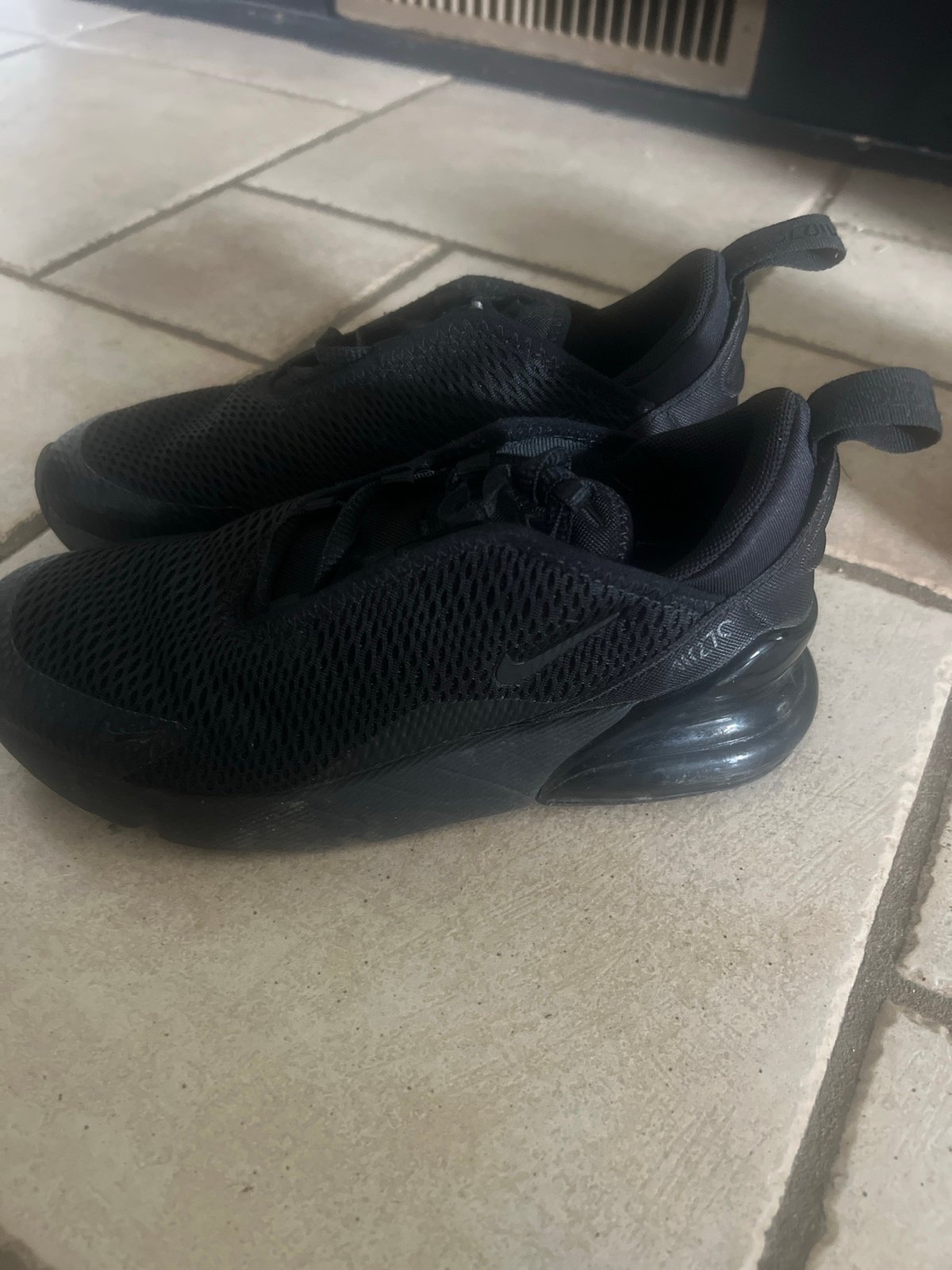Nike youth 270air shoes