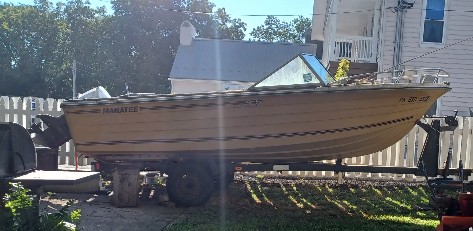 79' Manatee Boat 115 Johnson outboard ( runs)