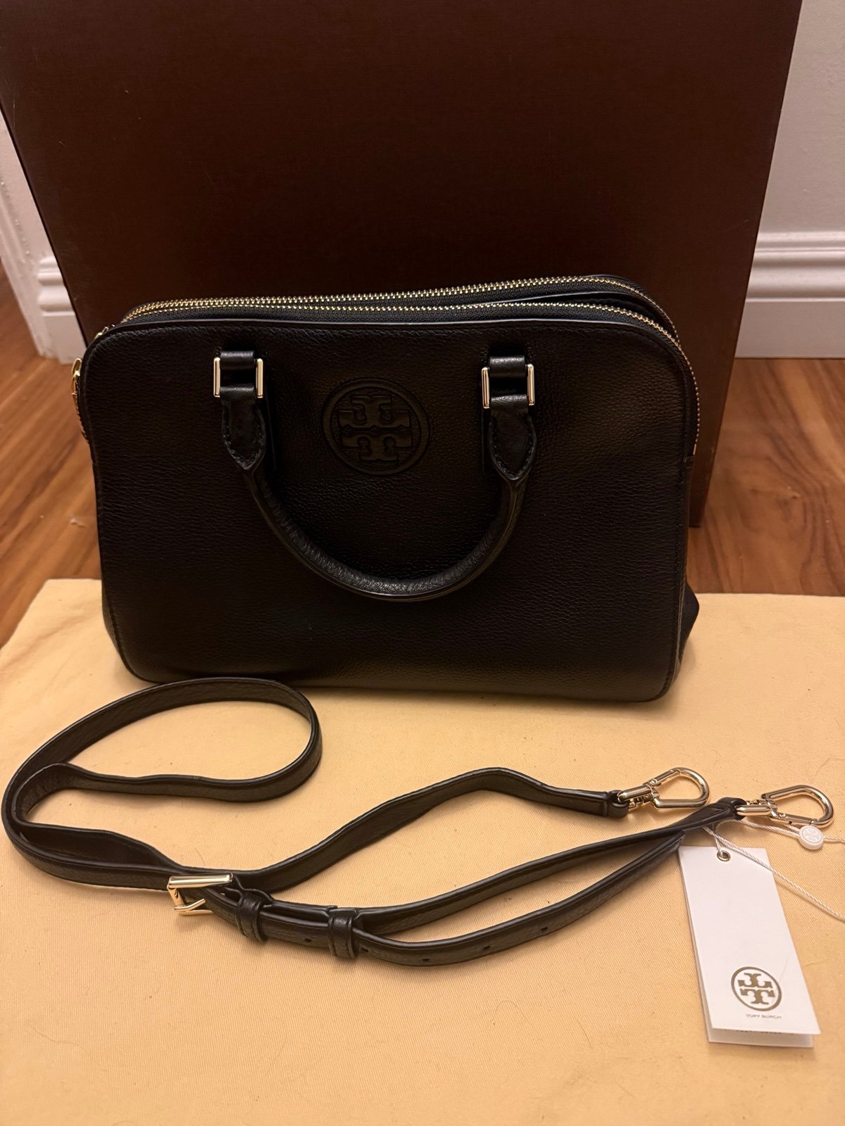 Tory Burch Handbag Comes with a dust bag.
