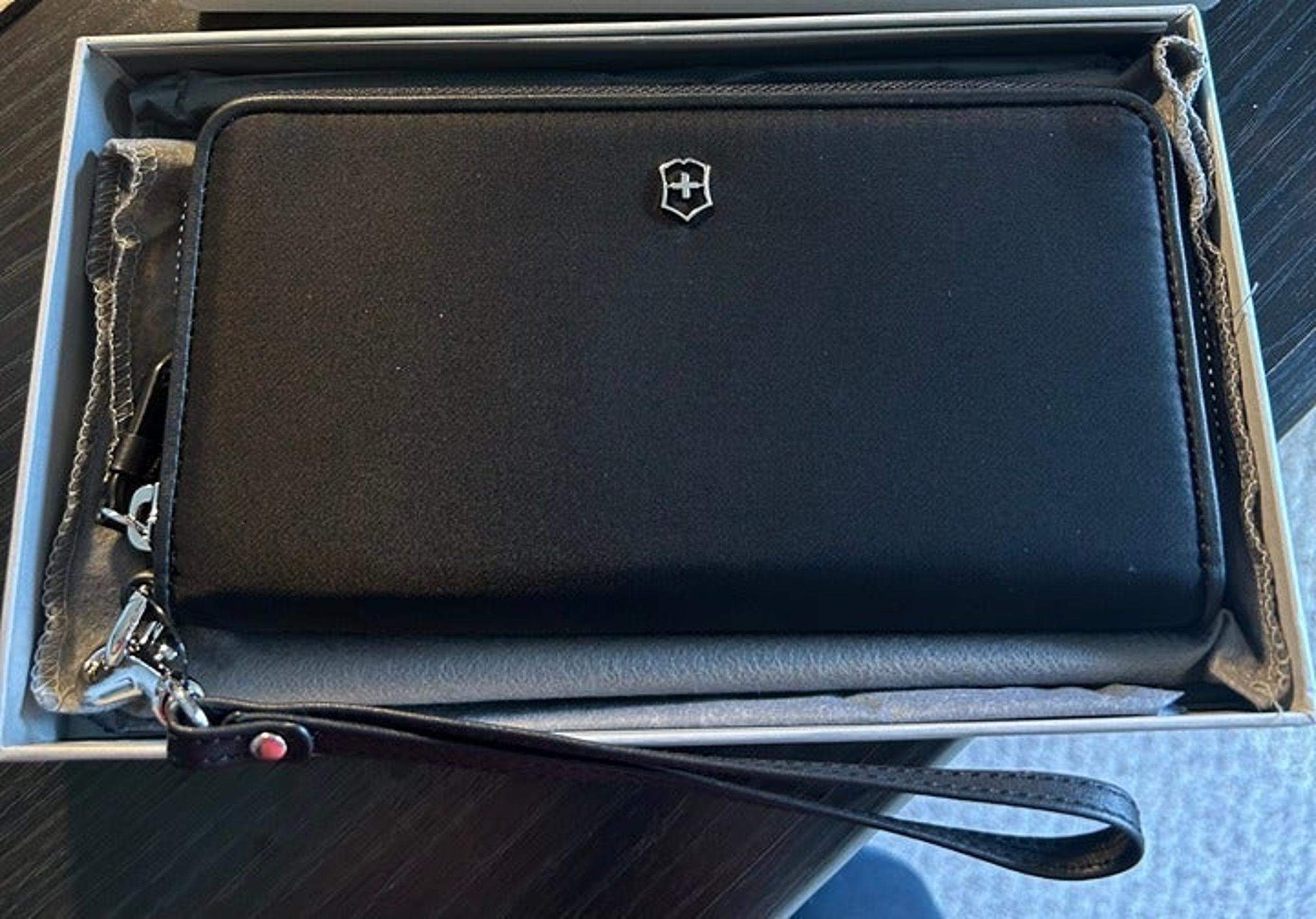 Victorinox Victoria 2.0 Smartphone Wristlet
