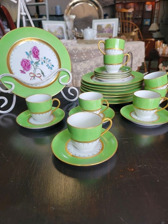 Vintage Bavarian Hutschenreuther Selb Hand Painted Demitasse Teacup & Saucer Set