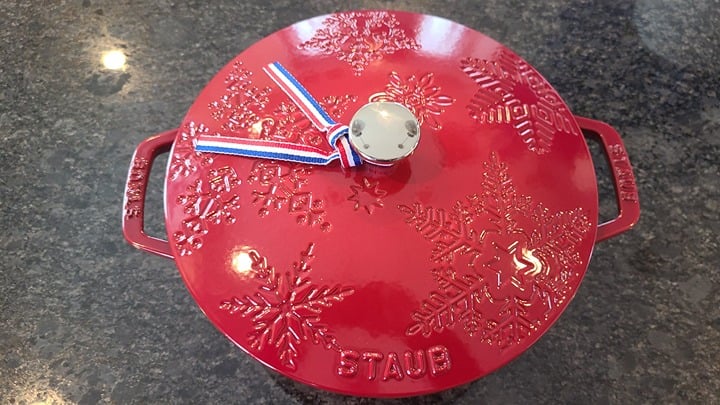 NIB Staub Winter Snowflake French Oven Cherry Red Essential FO 3.75 qt 24cm Snow