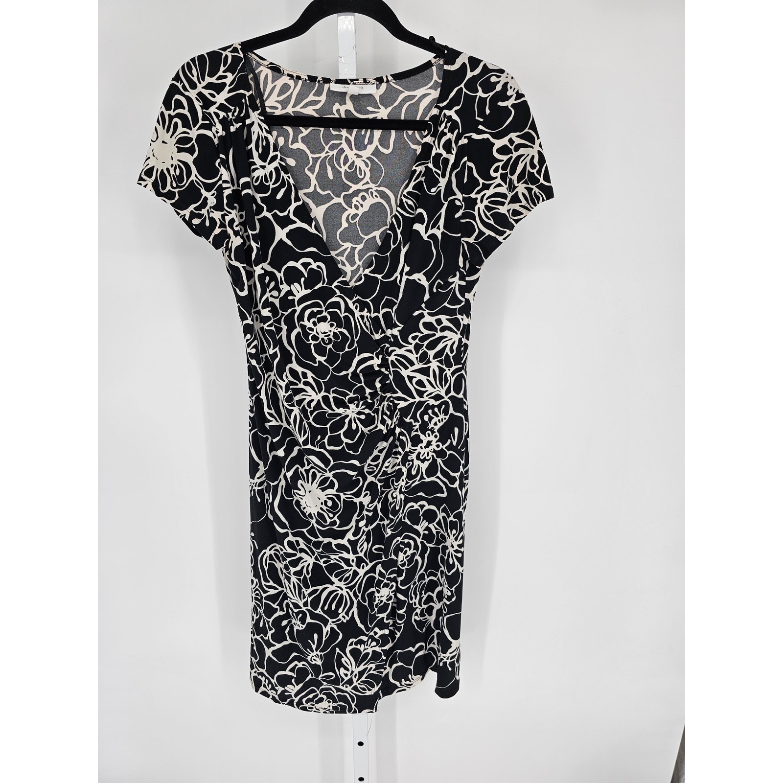 Dressbarn Womens Sz 8 Knee Length Short Sleeve V Neck Dress Black White Floral