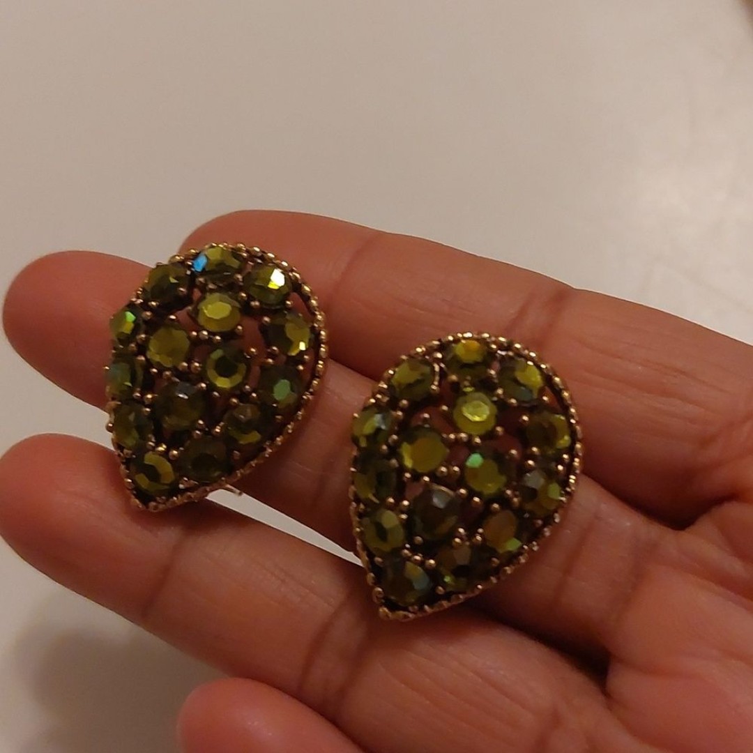 Vintage Unsigned Weiss Sparkly Green Rhinestone Paved Gold Tone Clip On Earrings