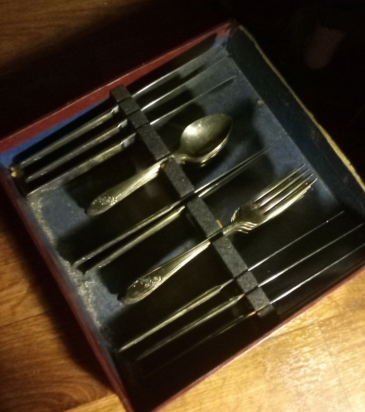 Vintage Oneida flatware set.service for 4. 1940s