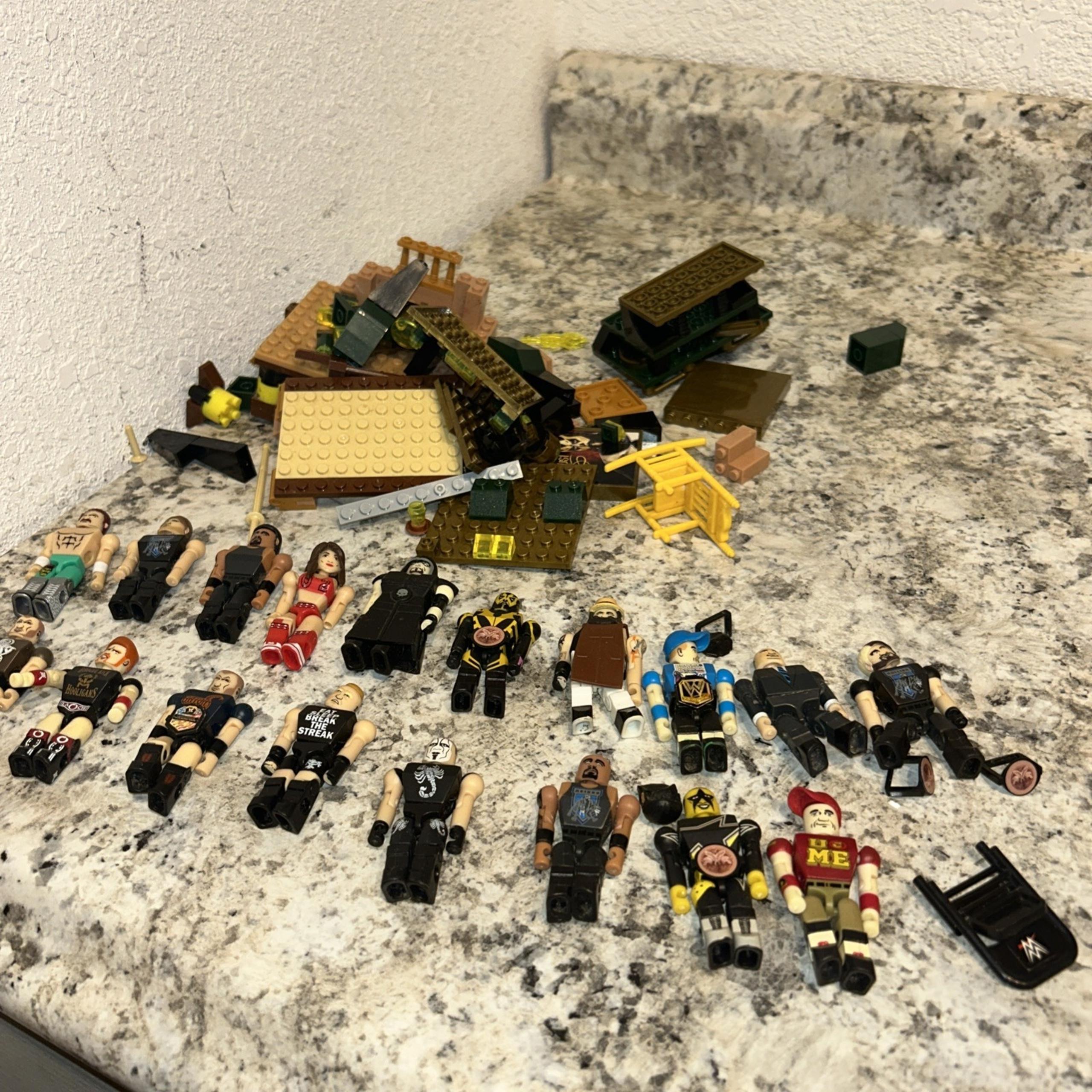WWE Stackdown Lot Of 18 Figures Plus Building Block Toy Lot C3 Construction C1