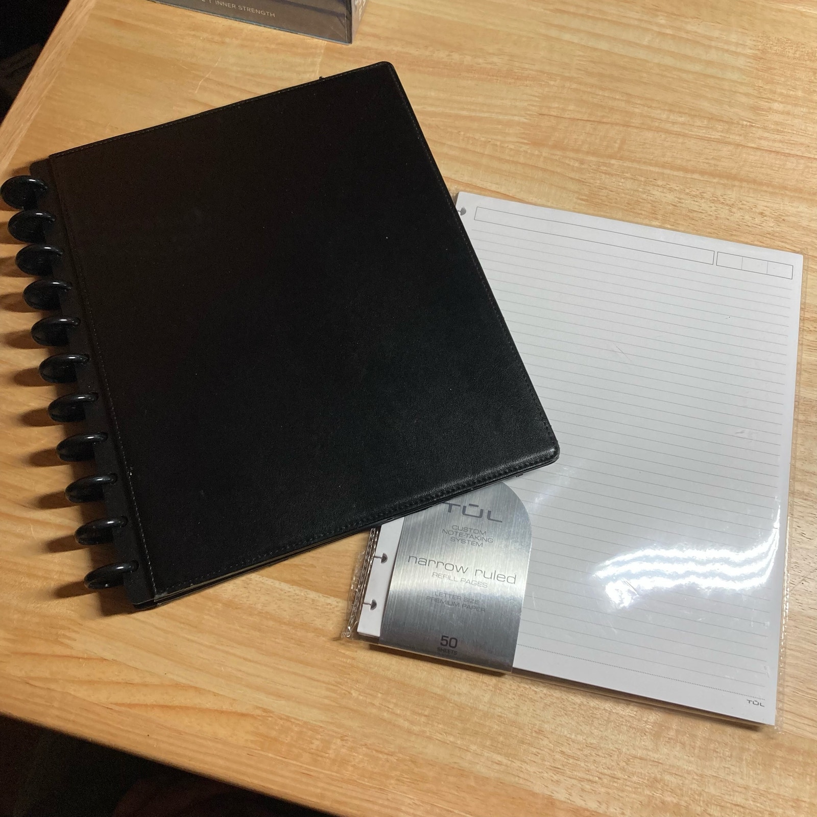 TUL Black Disc Binder w/2 sets of tabs and 50 pages Narrow Ruled Paper. Preowned