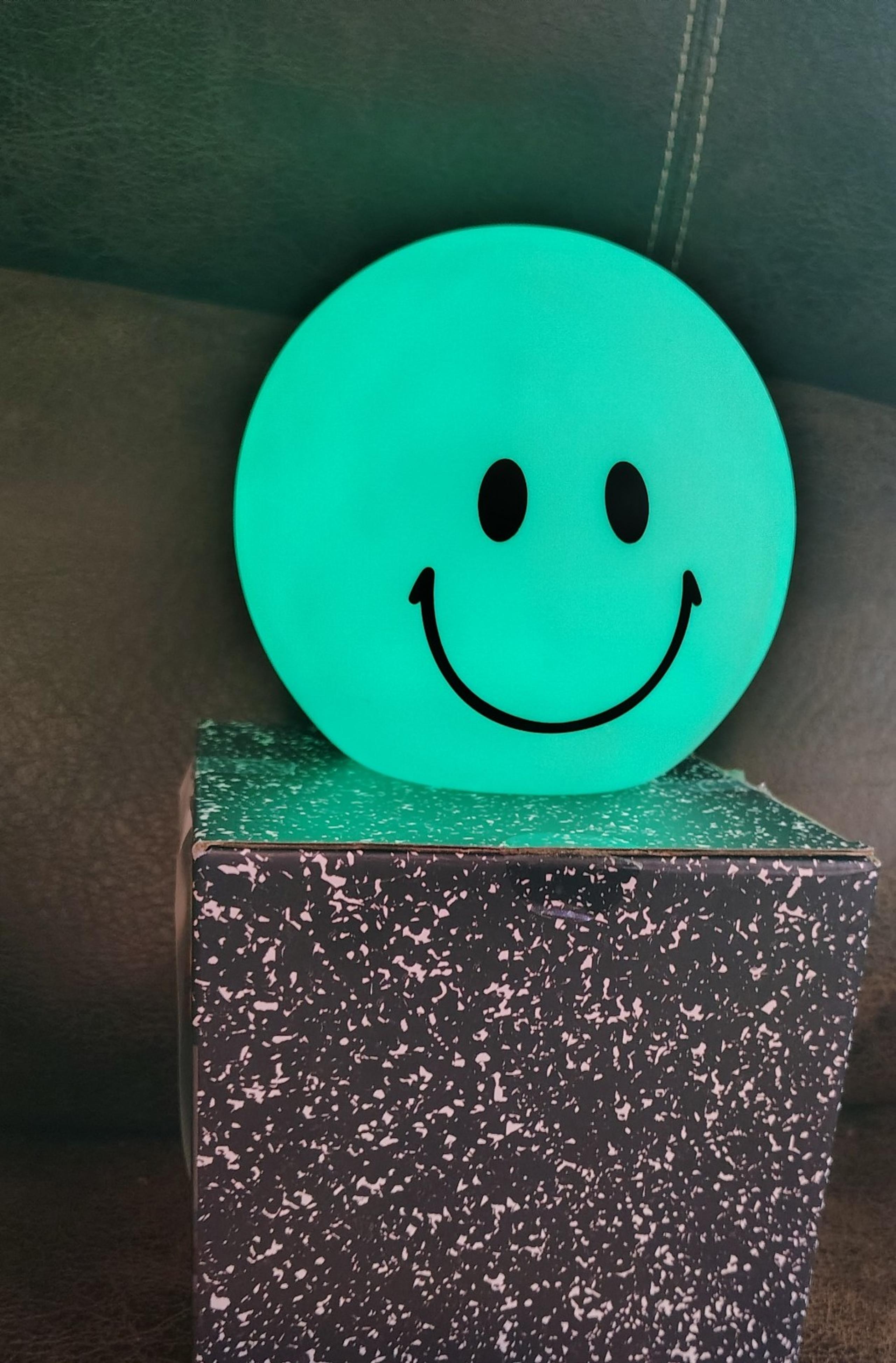Color Changing LED LAMP w/ remote