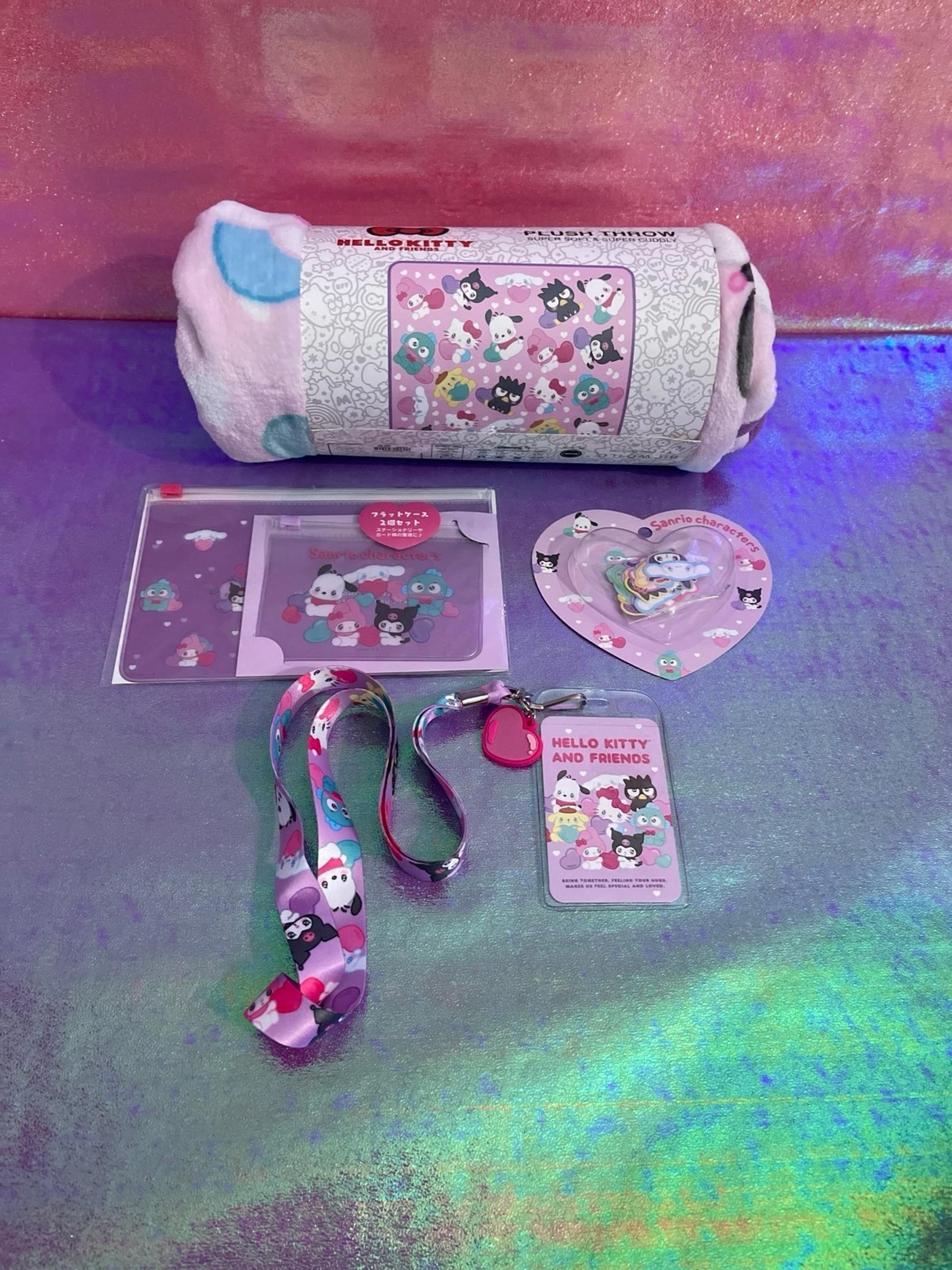 Sanrio Characters Hello Kitty & Friends Emokyun Heart Blanket Bundle