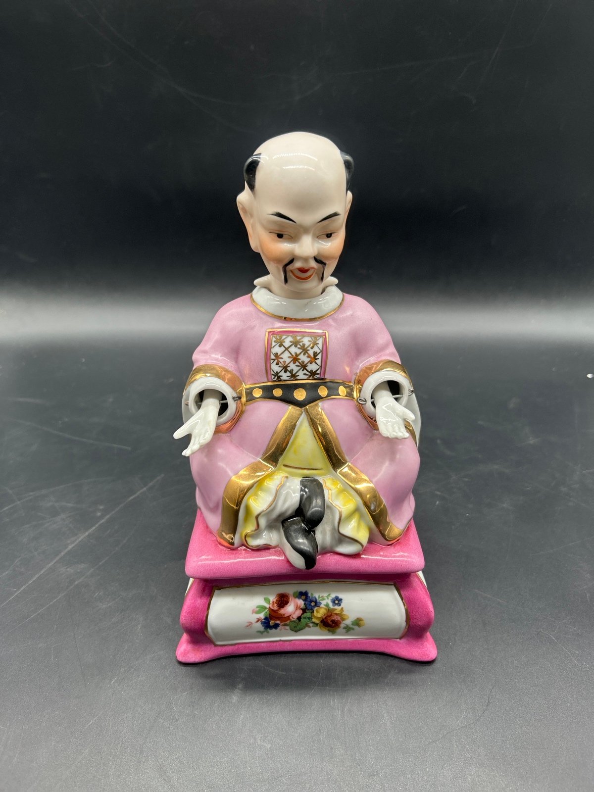 Figurine Asian nodding