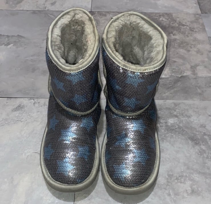 Ugg classic short blue star sequin cosmo 4y size 6 women winter fluffy boot