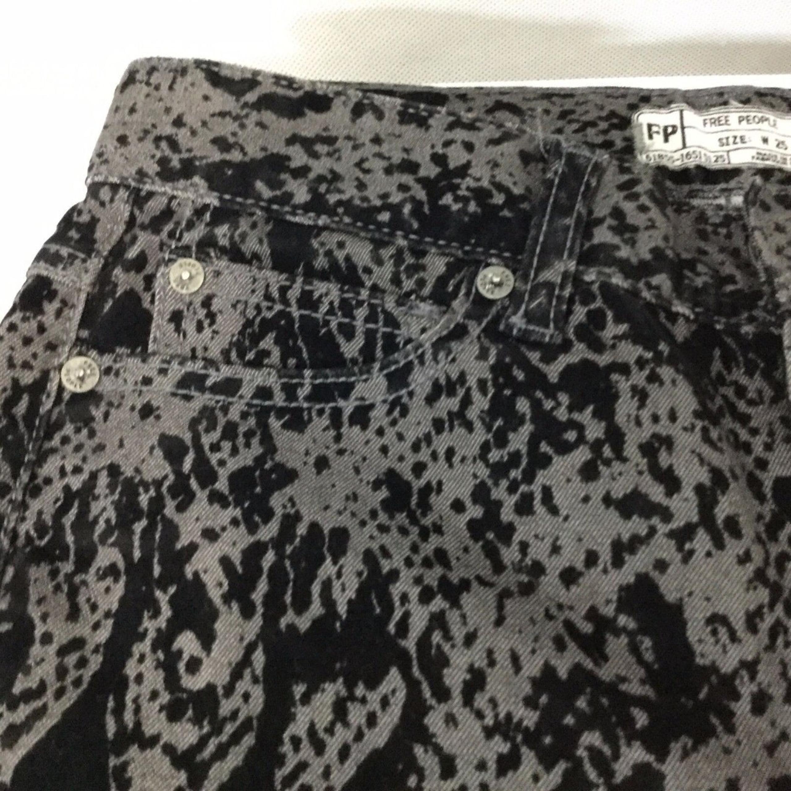 Free People Jeans Velvet Size 25 X 28 Print Skinny Pants Black Gray Womans Snake