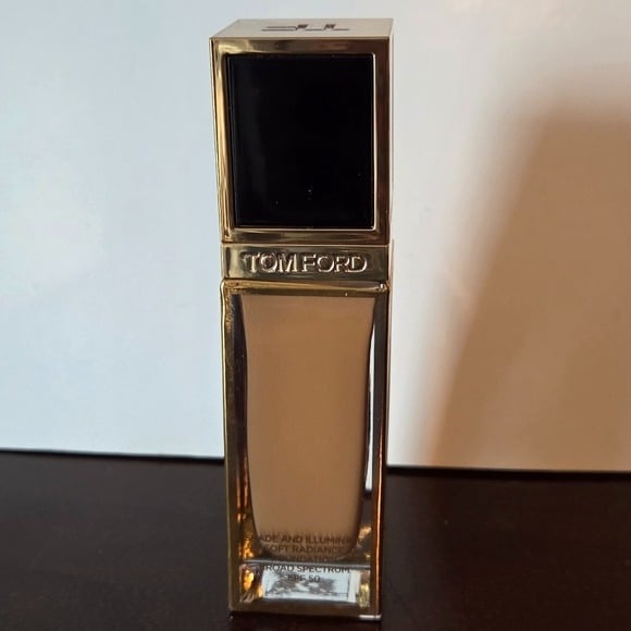 Tom Ford: Shade & Illuminate Soft Radiance Foundation - 8.7 Golden Almond