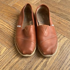 Men’s Tom’s leather slip ons.