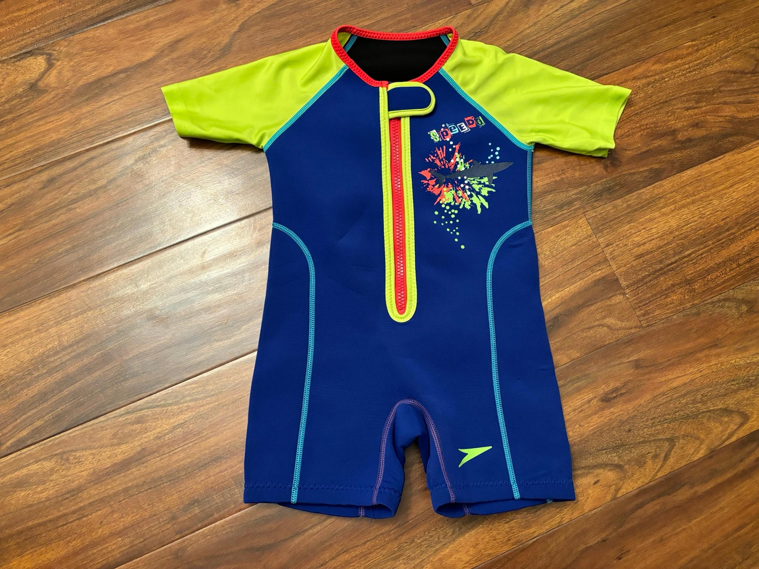 Speedo blue/green short sleeve zip front wetsuit. UV 50+. Size 4T