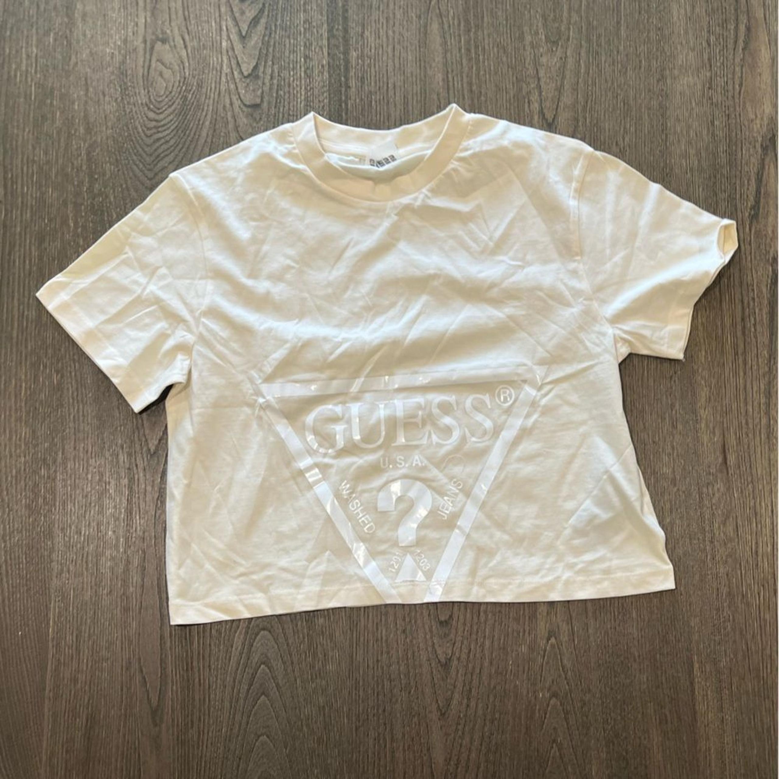 NWOT Guess Light Beige Short Sleeve Crop Top Size M